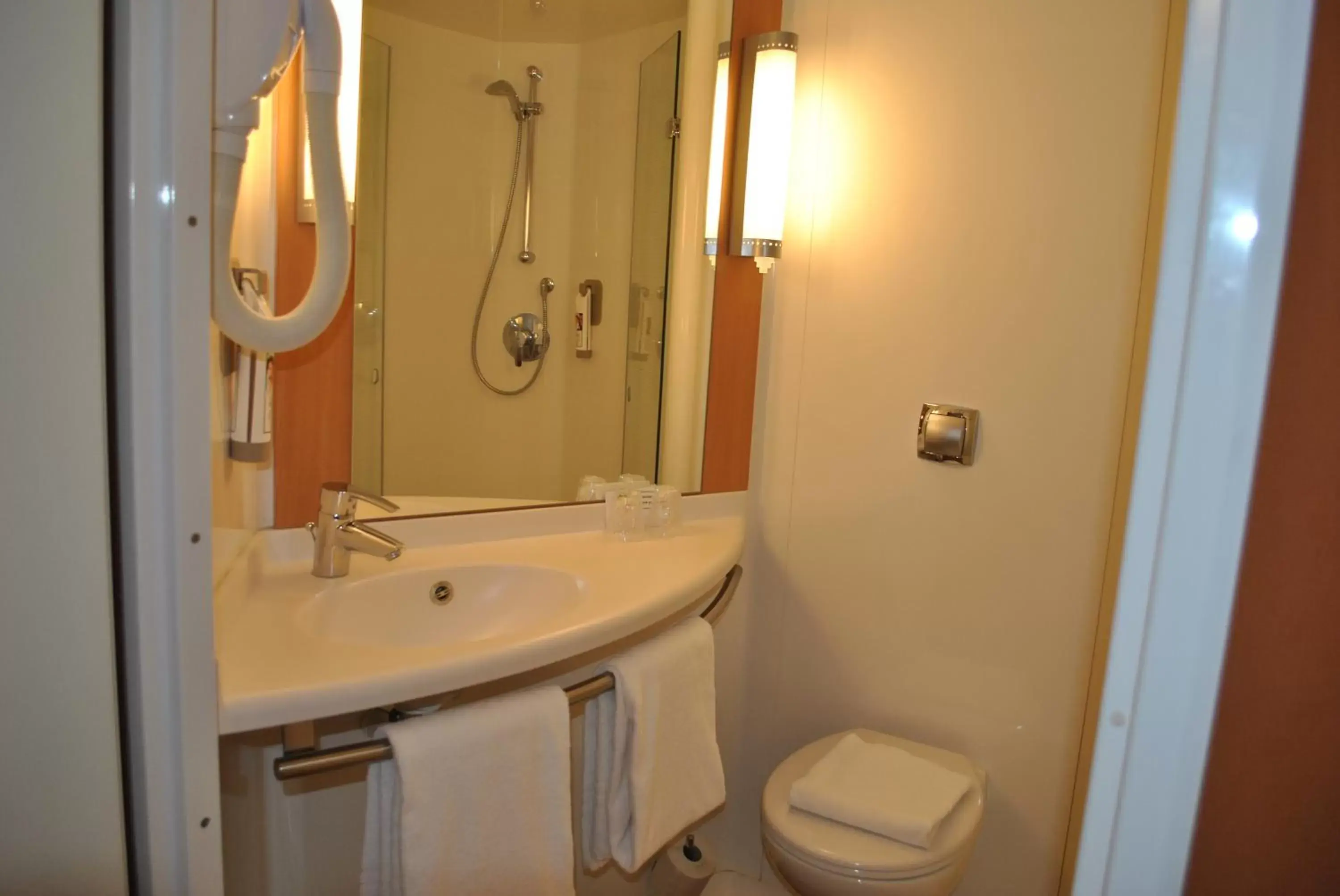 Shower, Bathroom in ibis Loriol Le Pouzin