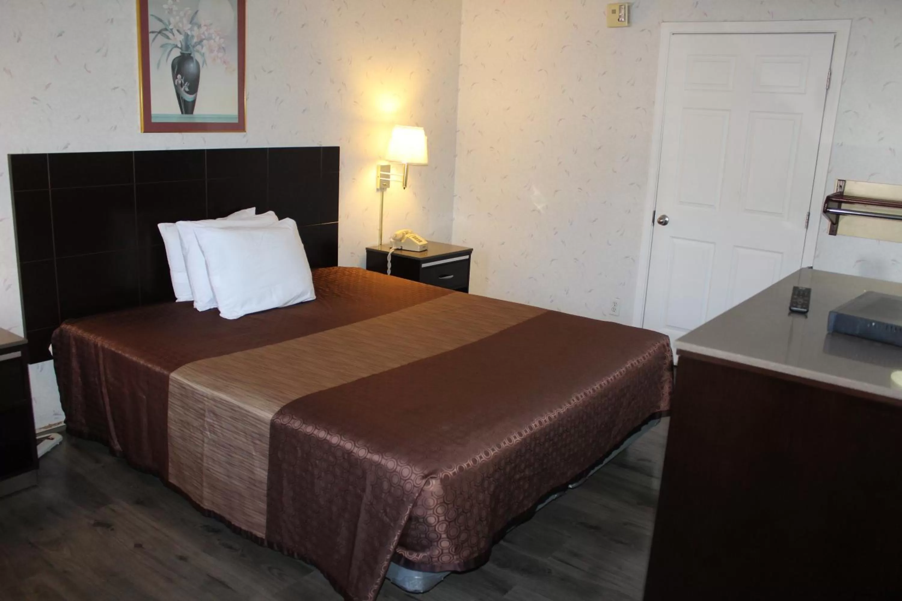 Photo of the whole room, Bed in Budget Inn Redwood City