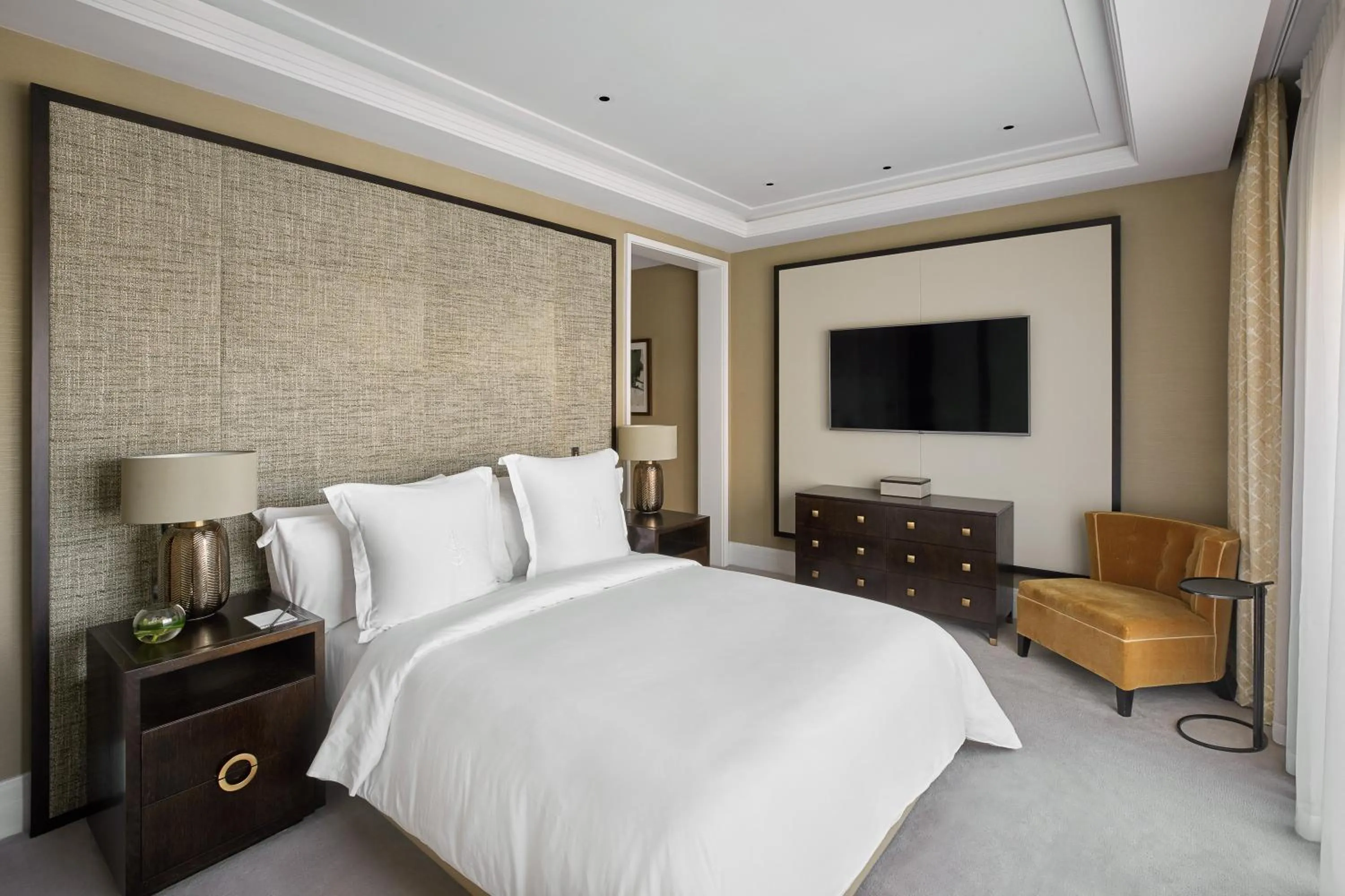 Bedroom, Bed in Four Seasons Hotel London at Tower Bridge