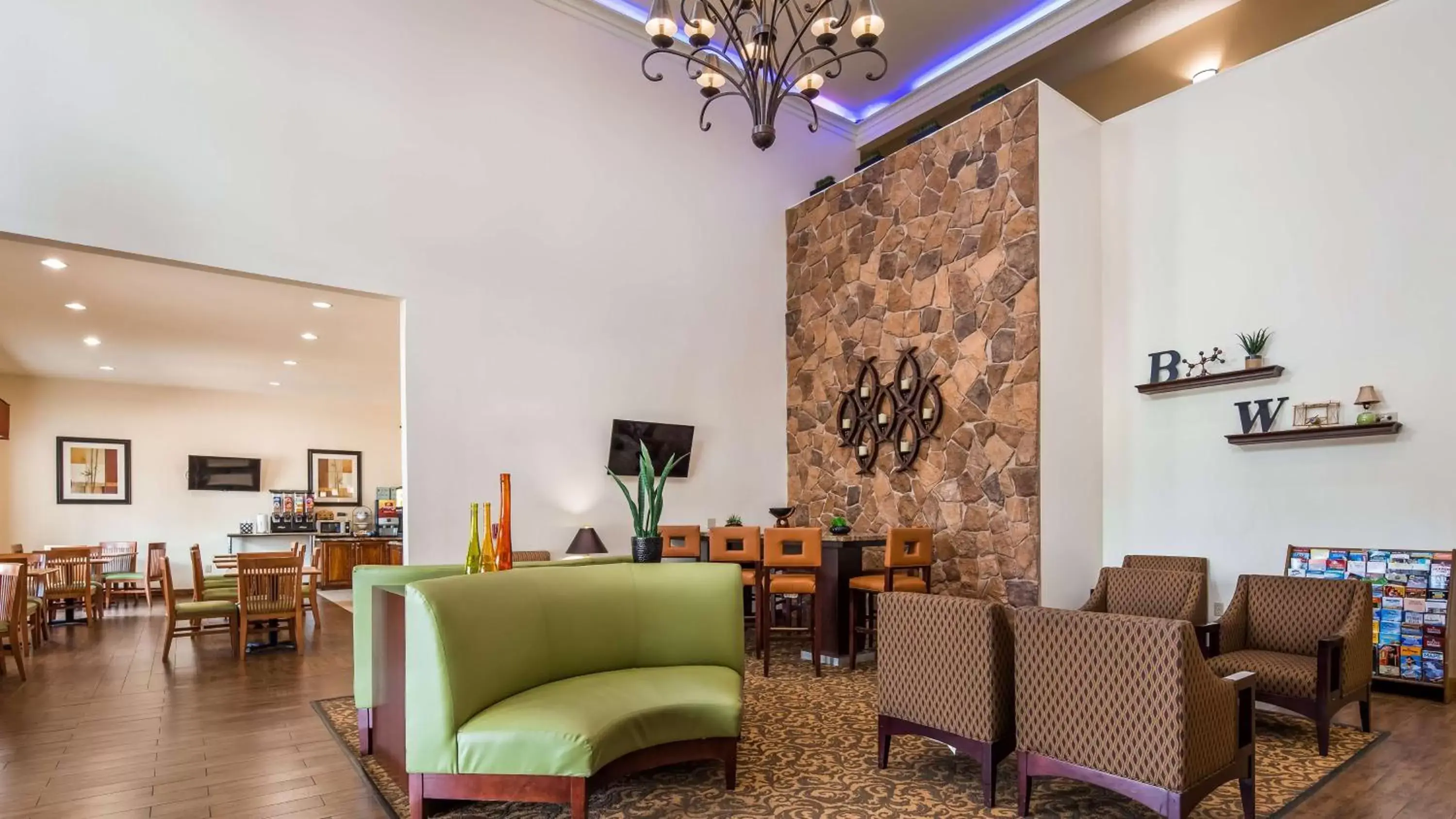 Lobby or reception, Restaurant/Places to Eat in Best Western PLUS Hobby Airport Inn and Suites