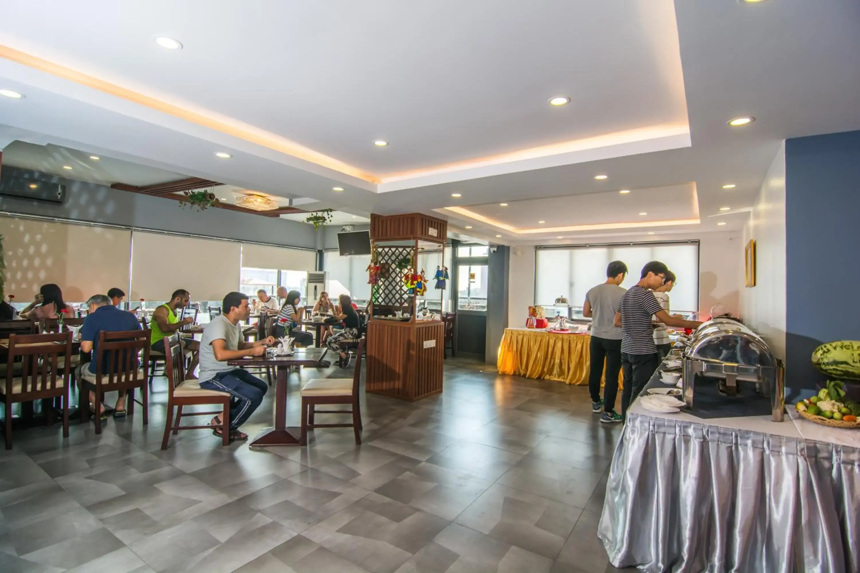 Restaurant/Places to Eat in Botahtaung Hotel