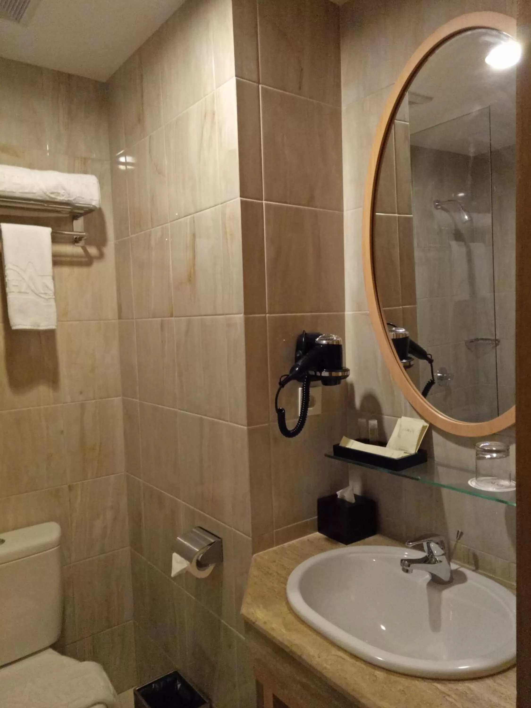 Shower in Hotel Chanti Managed by TENTREM Hotel Management Indonesia