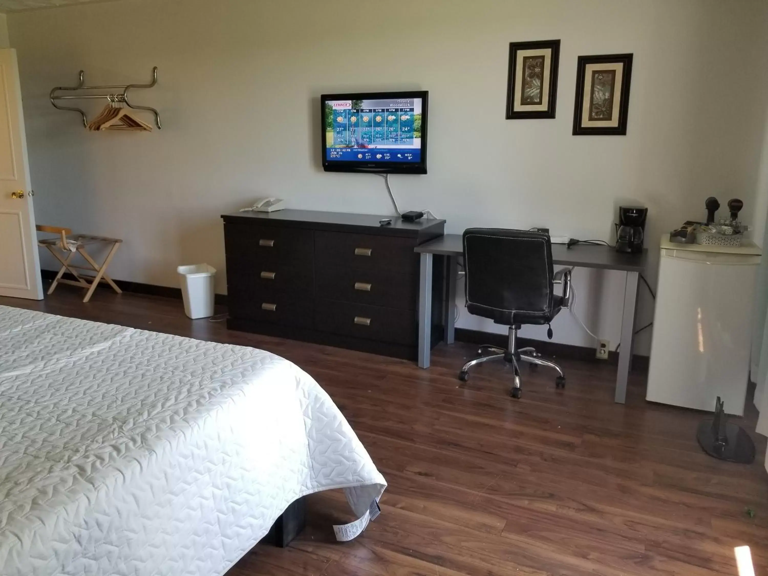 Bedroom, TV/Entertainment Center in Knights Inn Woodstock