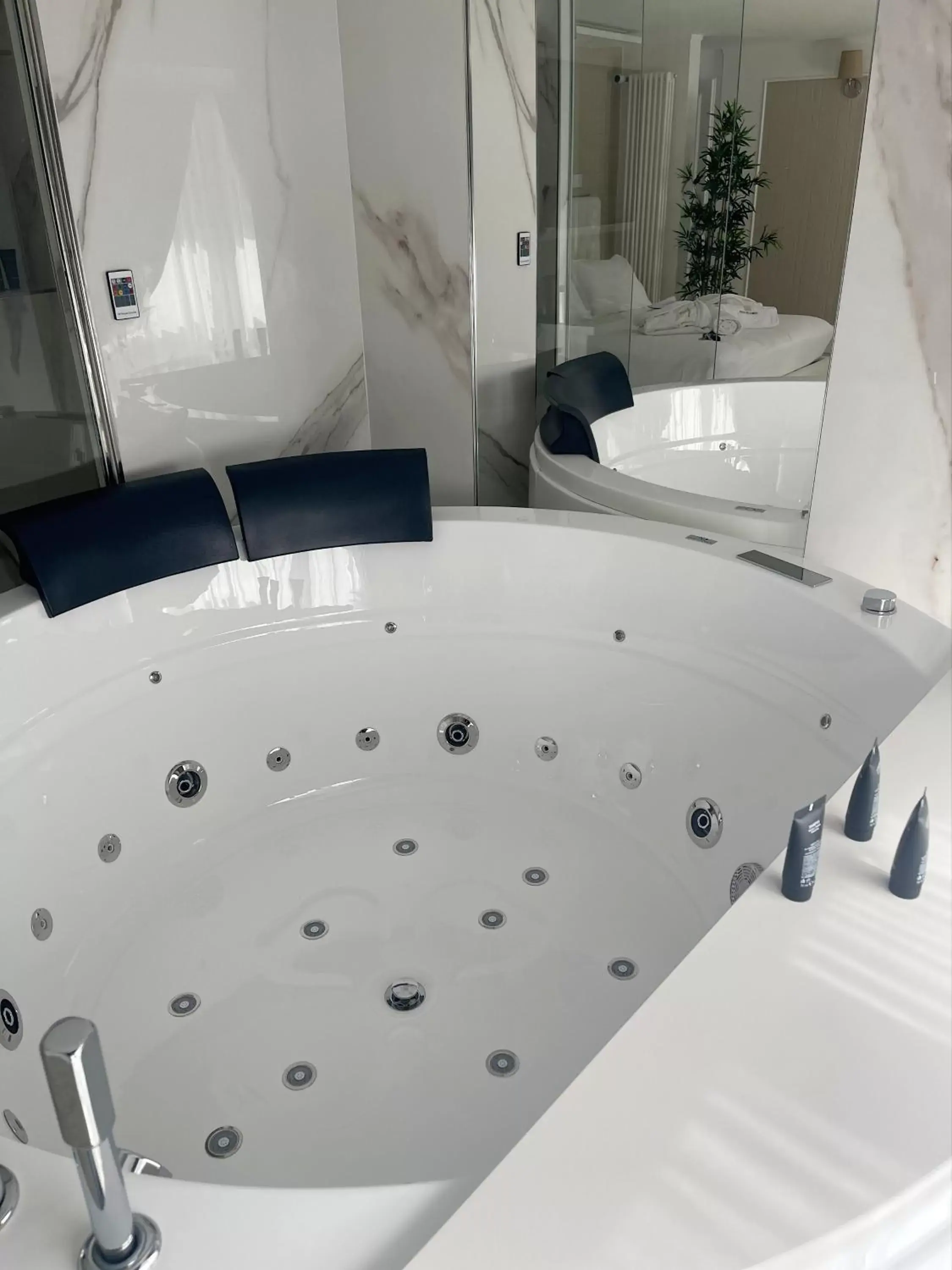 Hot Tub, Bathroom in Domus De Cinti