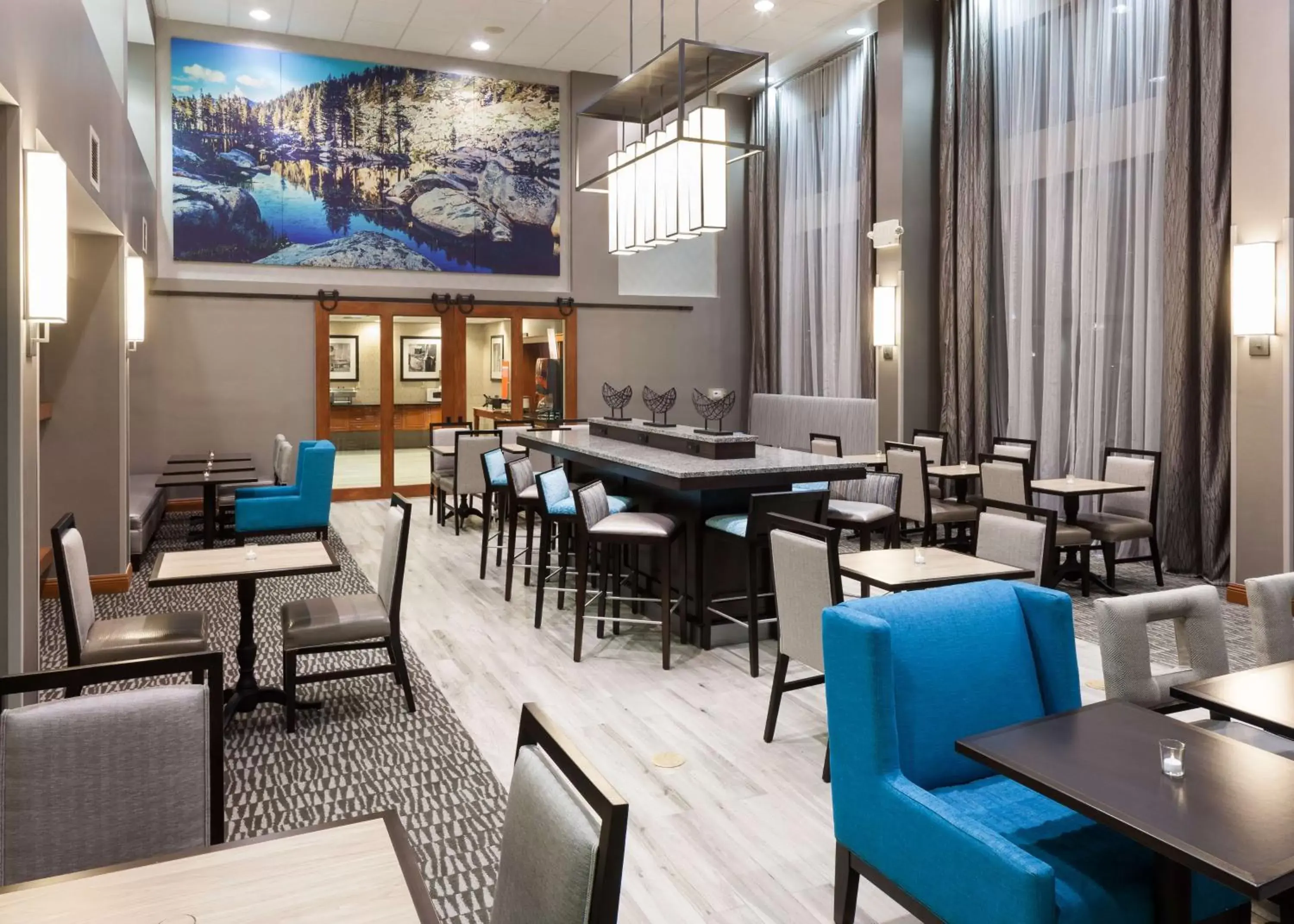 Restaurant/Places to Eat in Hampton Inn & Suites Tulare