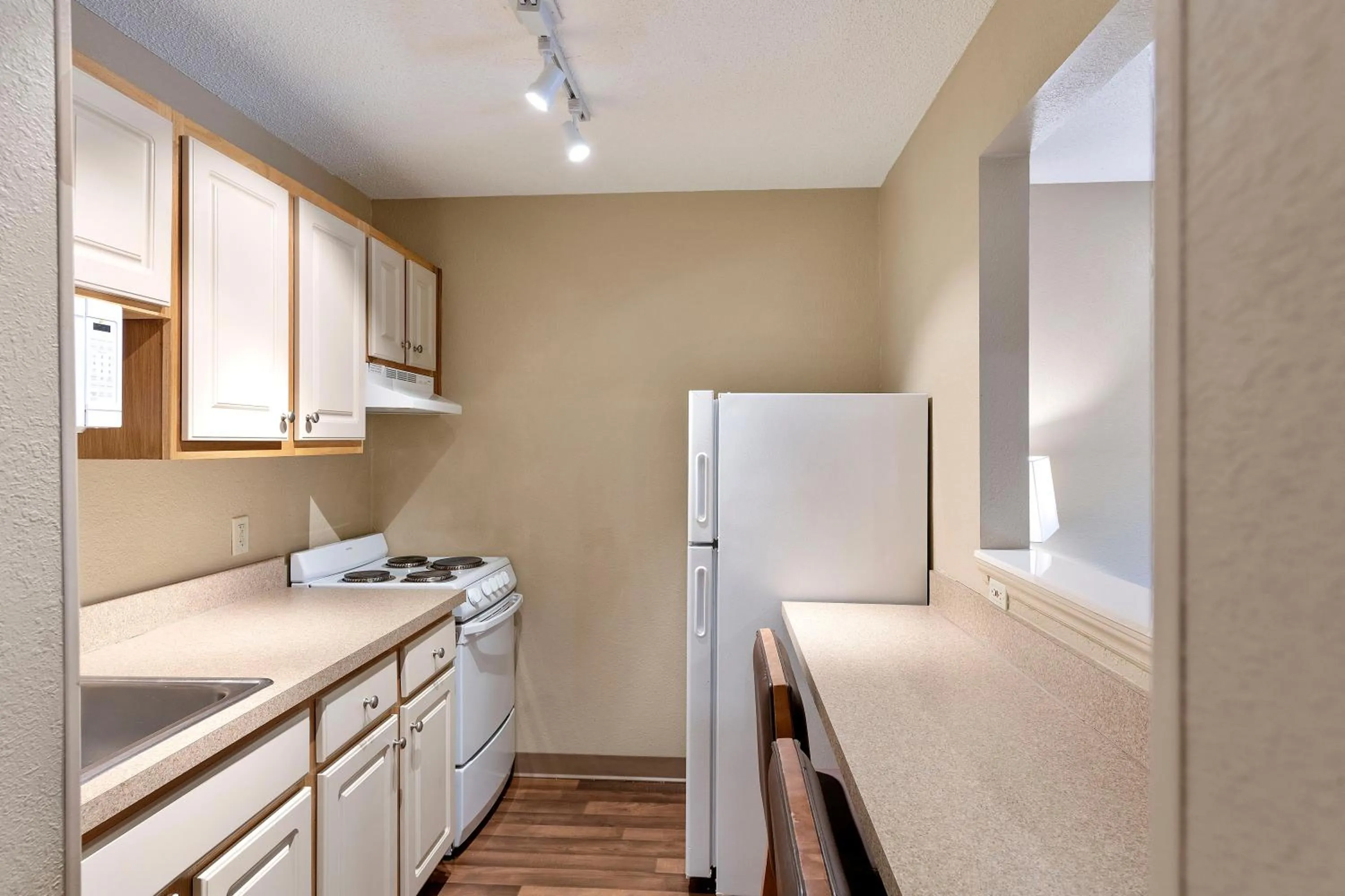 Kitchen or kitchenette in Studio 6 Suites Charlotte, NC - Tyvola Rd-Executive Park