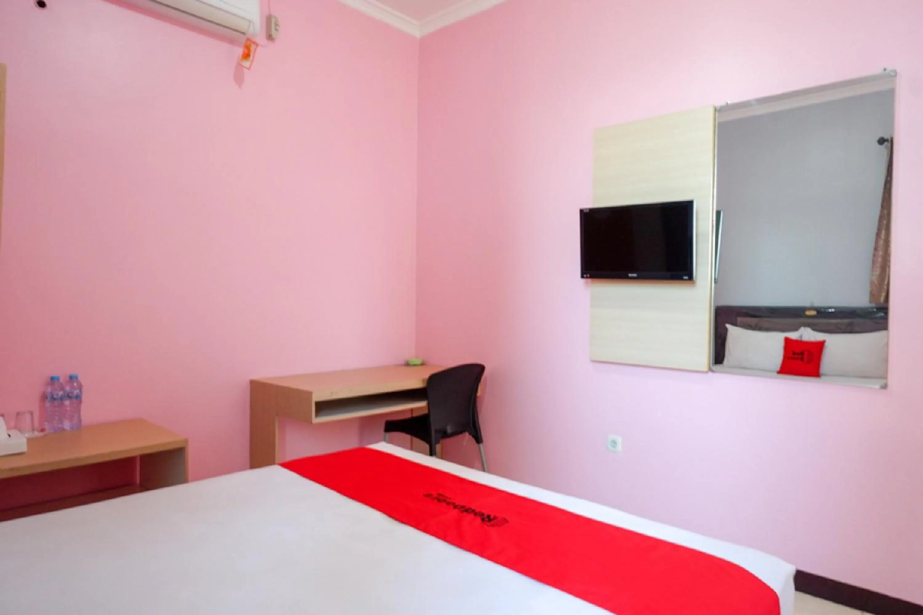 TV and multimedia, Bed in RedDoorz Plus Syariah @ Hotel Boulevard Luwuk