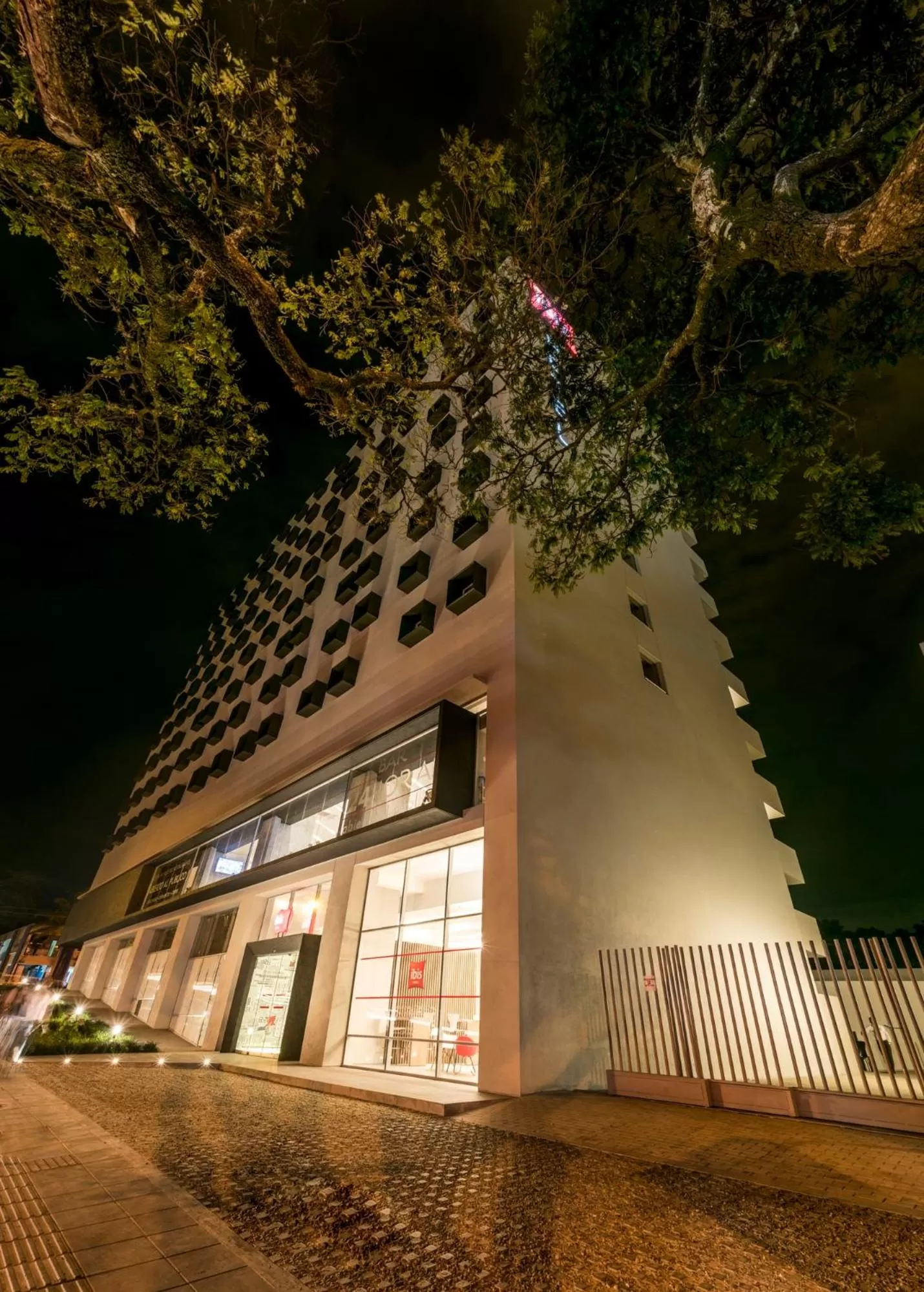 Facade/entrance in Hotel Ibis Cali Granada