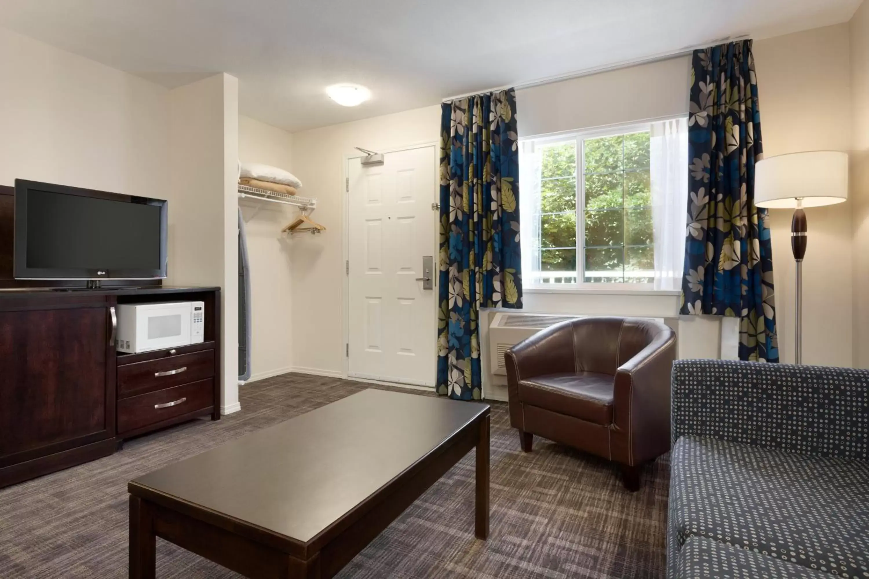 Living room, TV/Entertainment Center in Days Inn by Wyndham Kelowna