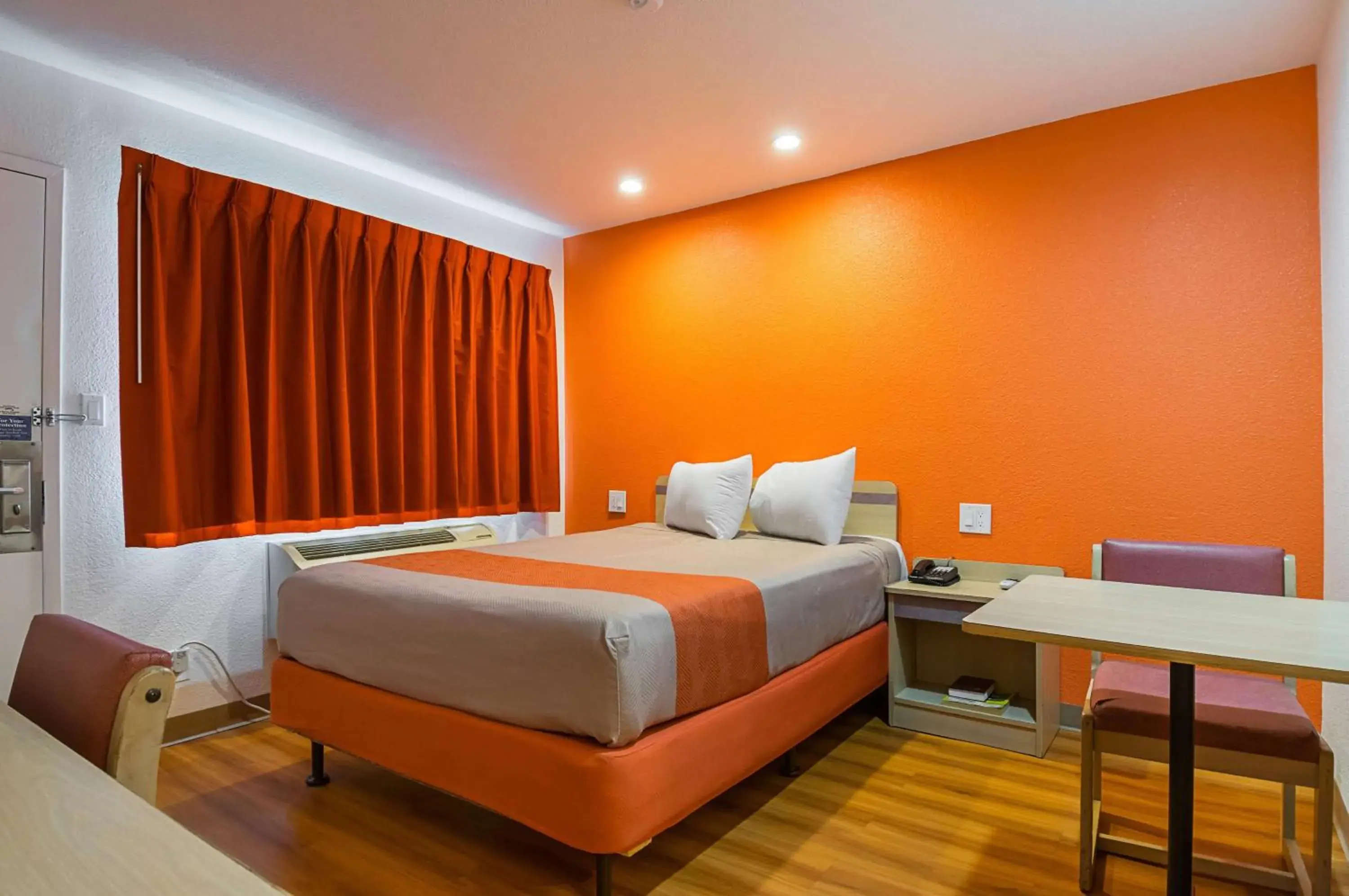 Photo of the whole room, Bed in Motel 6 Lost Hills / Buttonwillow Racetrack Photo of the whole room, Bed in Motel 6 Lost Hills / Buttonwillow Racetrack