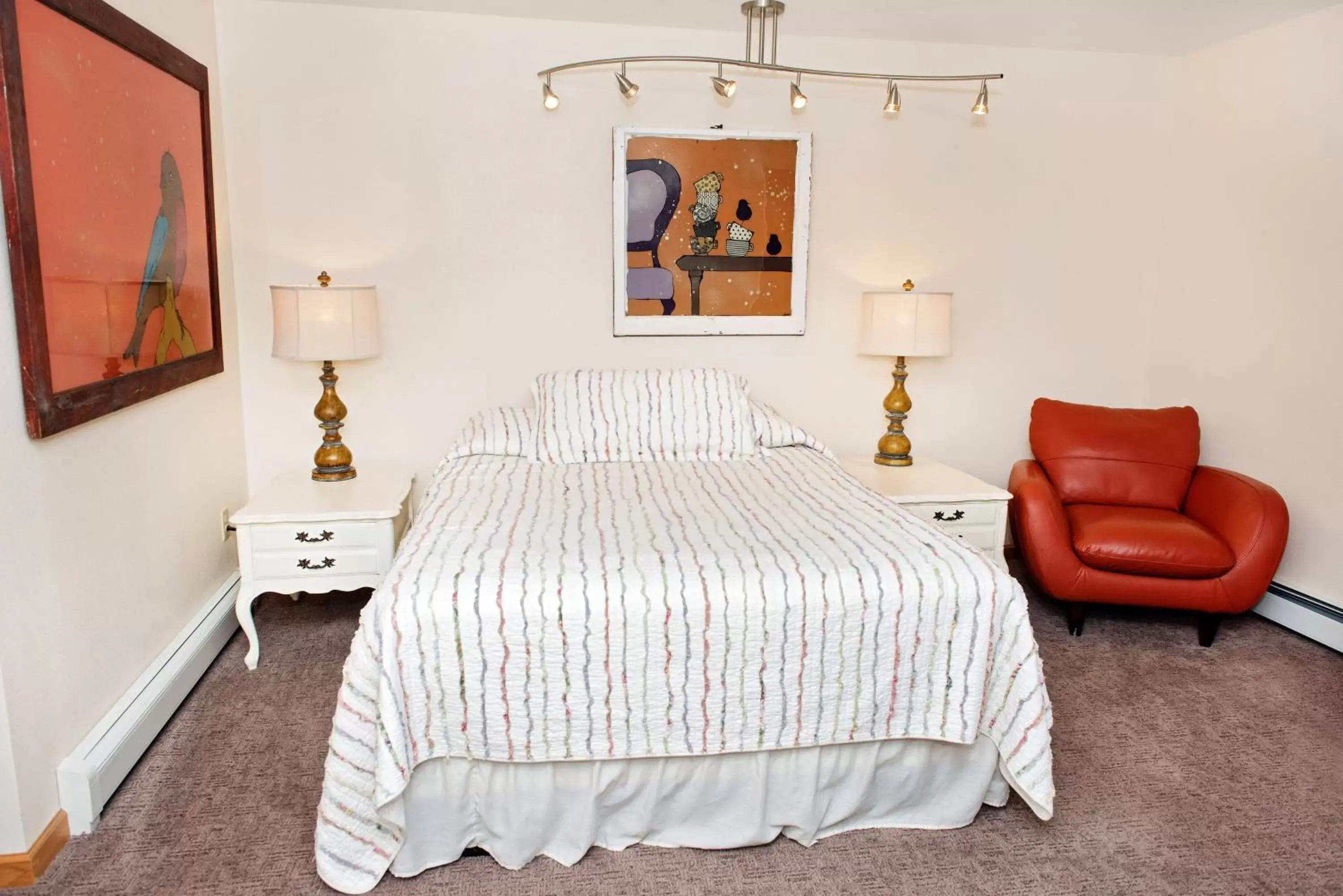 Seating area, Bed in Red Wing Motel