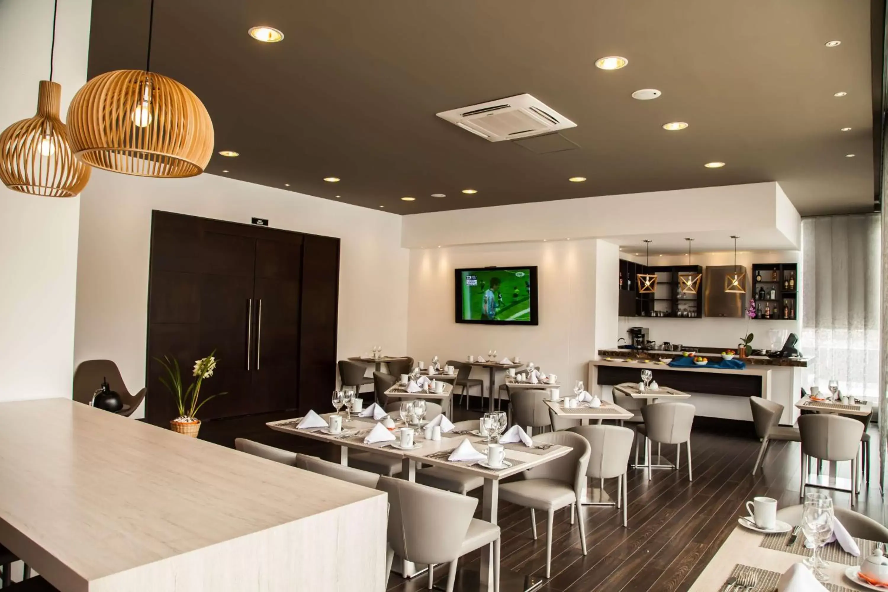 Lounge or bar, Restaurant/Places to Eat in DoubleTree by Hilton Bogota Parque 93