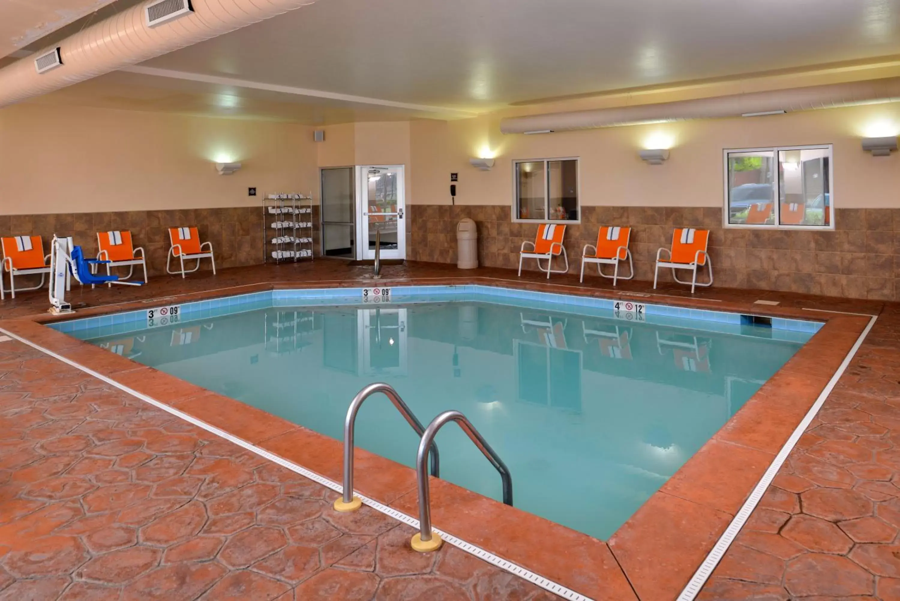 Swimming pool in Holiday Inn Express Hotel & Suites Cincinnati - Mason by IHG Swimming pool in Holiday Inn Express Hotel & Suites Cincinnati - Mason by IHG