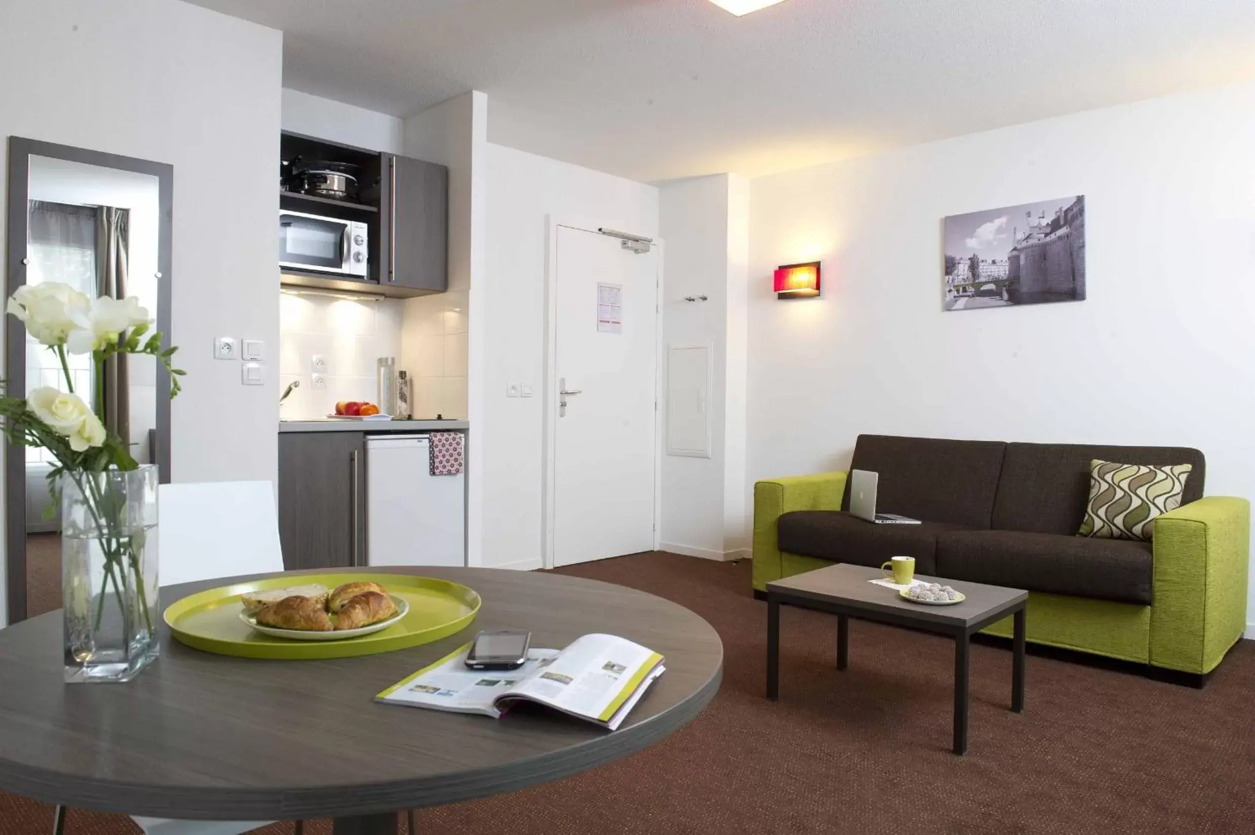 Kitchen or kitchenette, Seating Area in Aparthotel Adagio Access Nantes Viarme