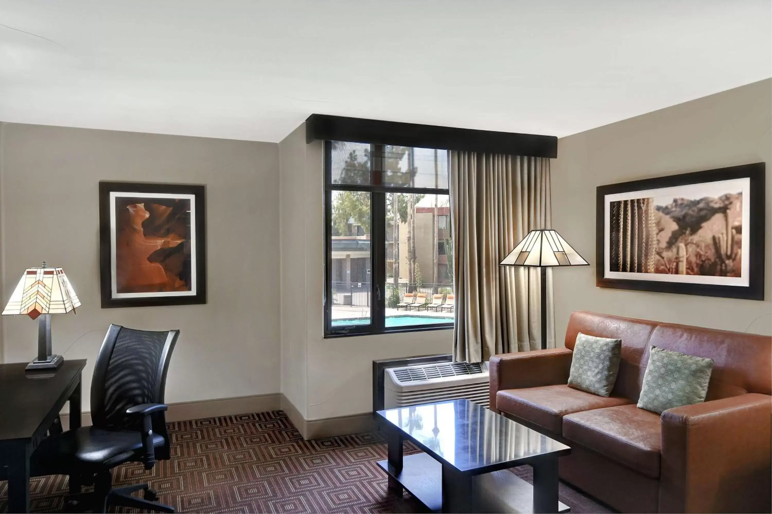 Living room, Seating Area in DoubleTree by Hilton Phoenix- Tempe