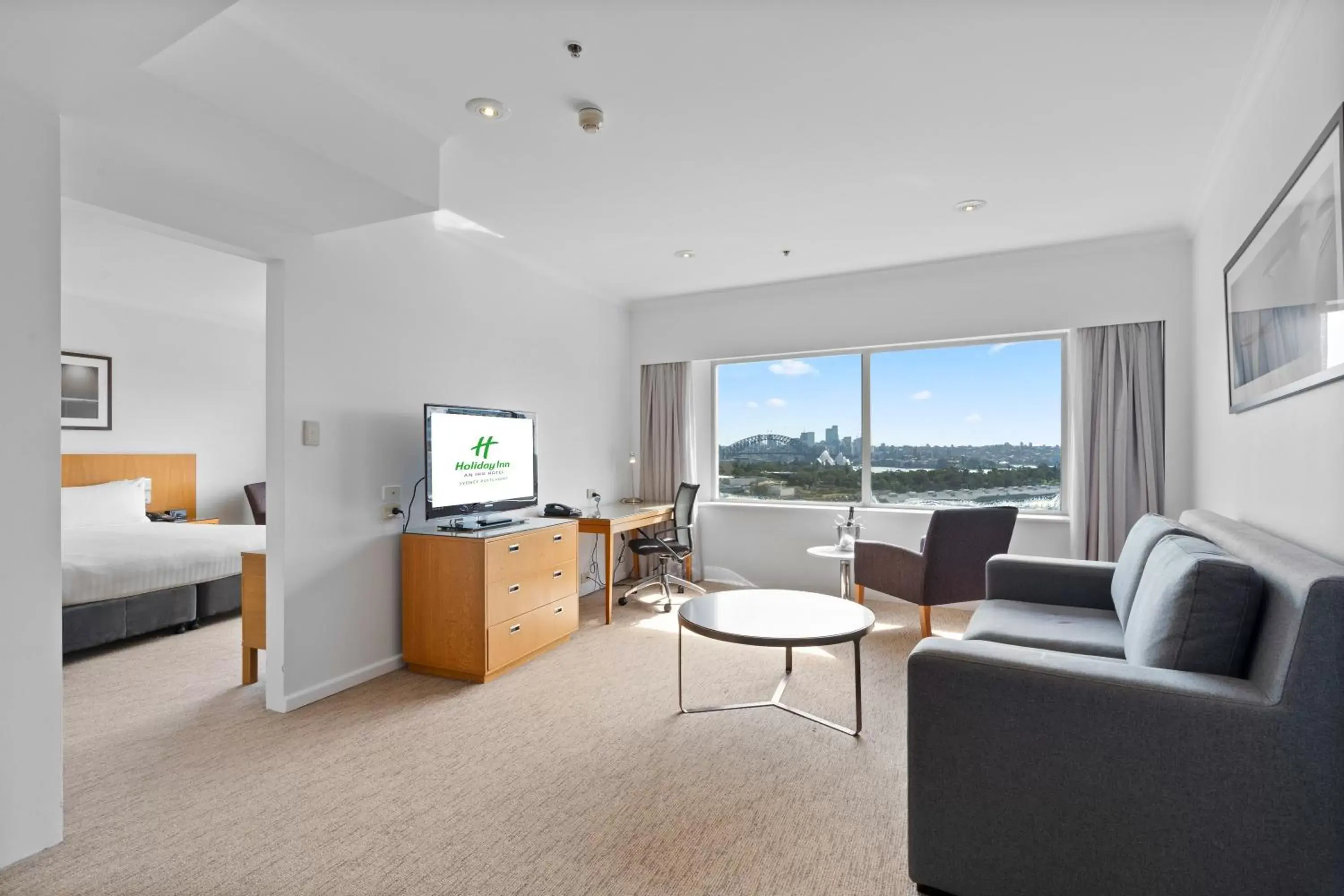 TV and multimedia in Holiday Inn Sydney Potts Point