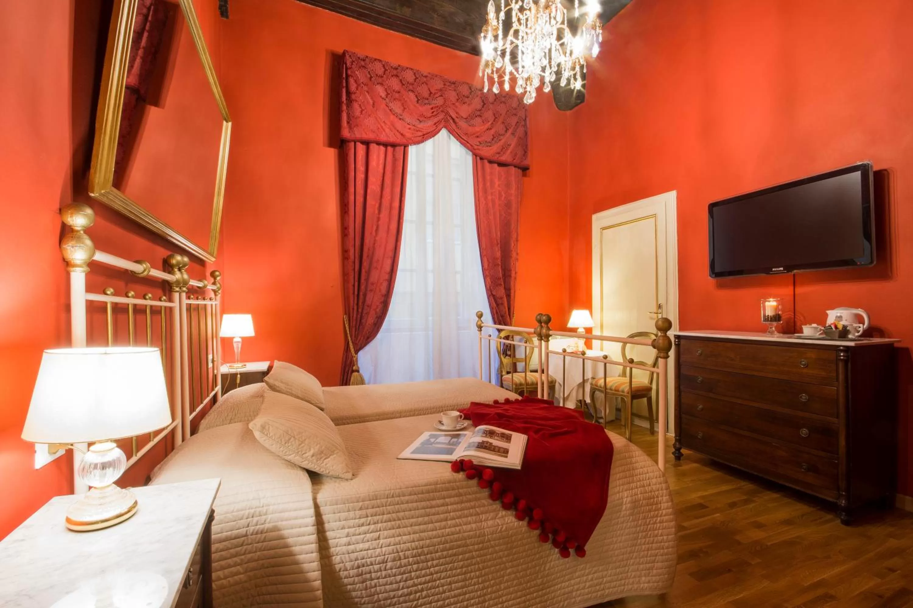 Photo of the whole room, Bed in La Bohème