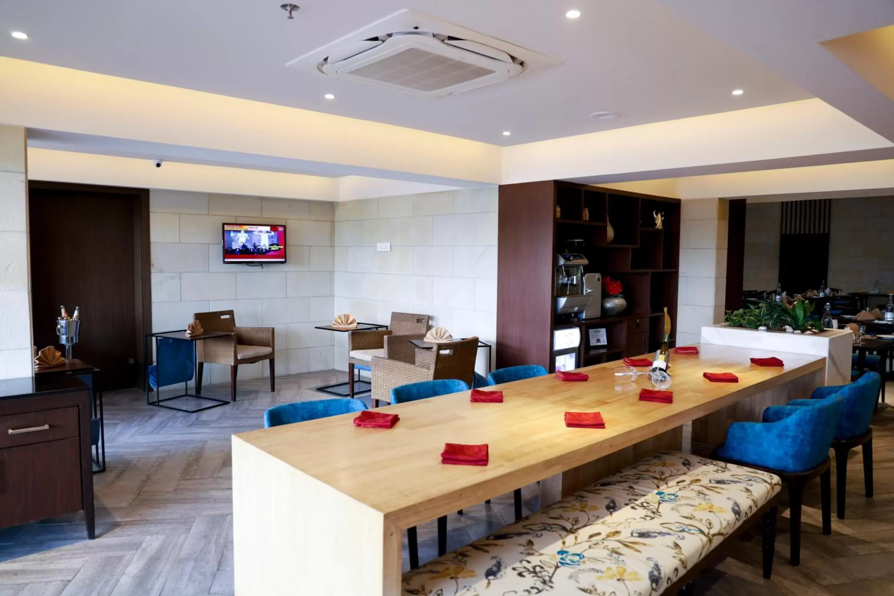 Lounge or bar in Royal Orchid Golden Suites Pune