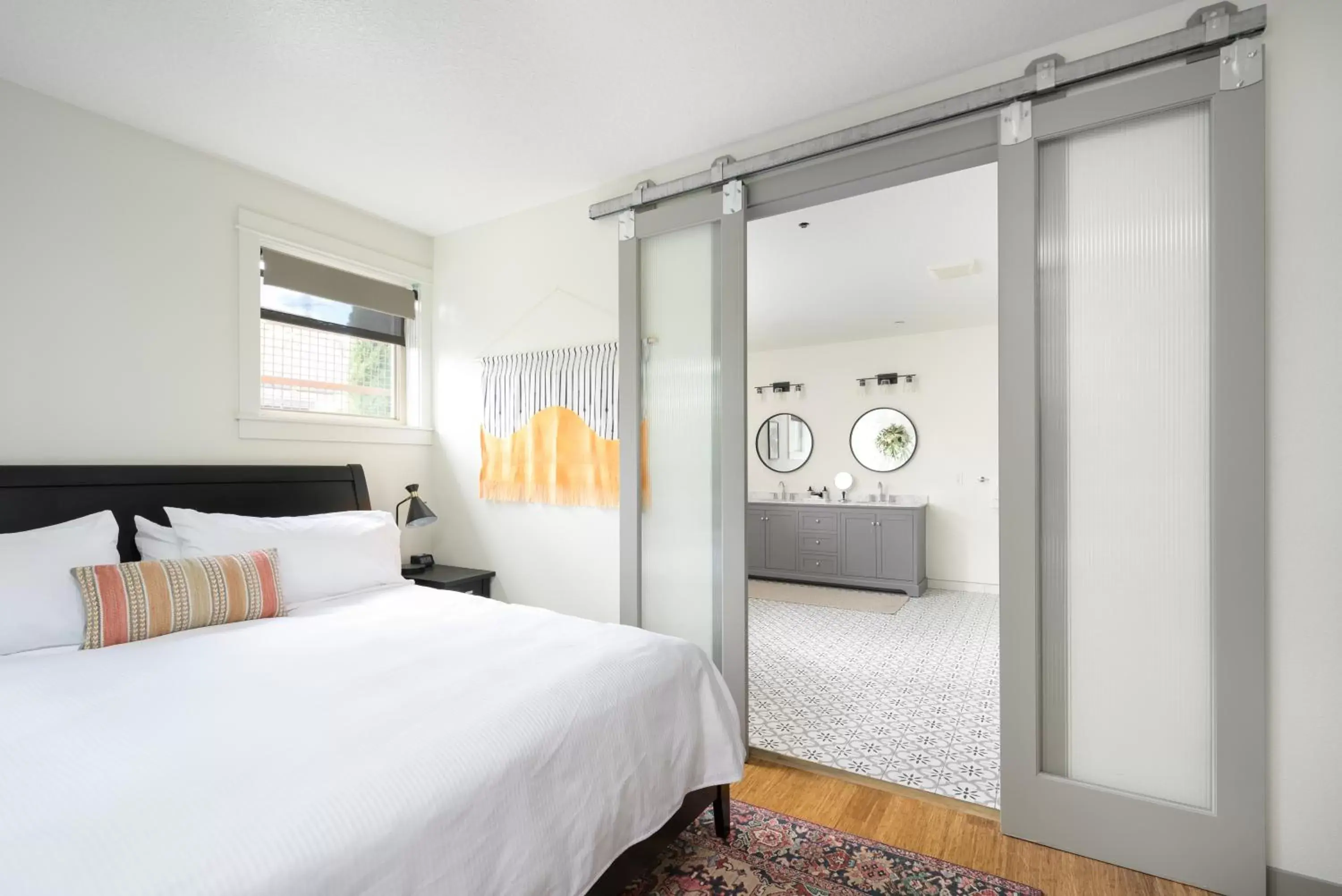 Bathroom, Bed in The Setting Inn Willamette Valley