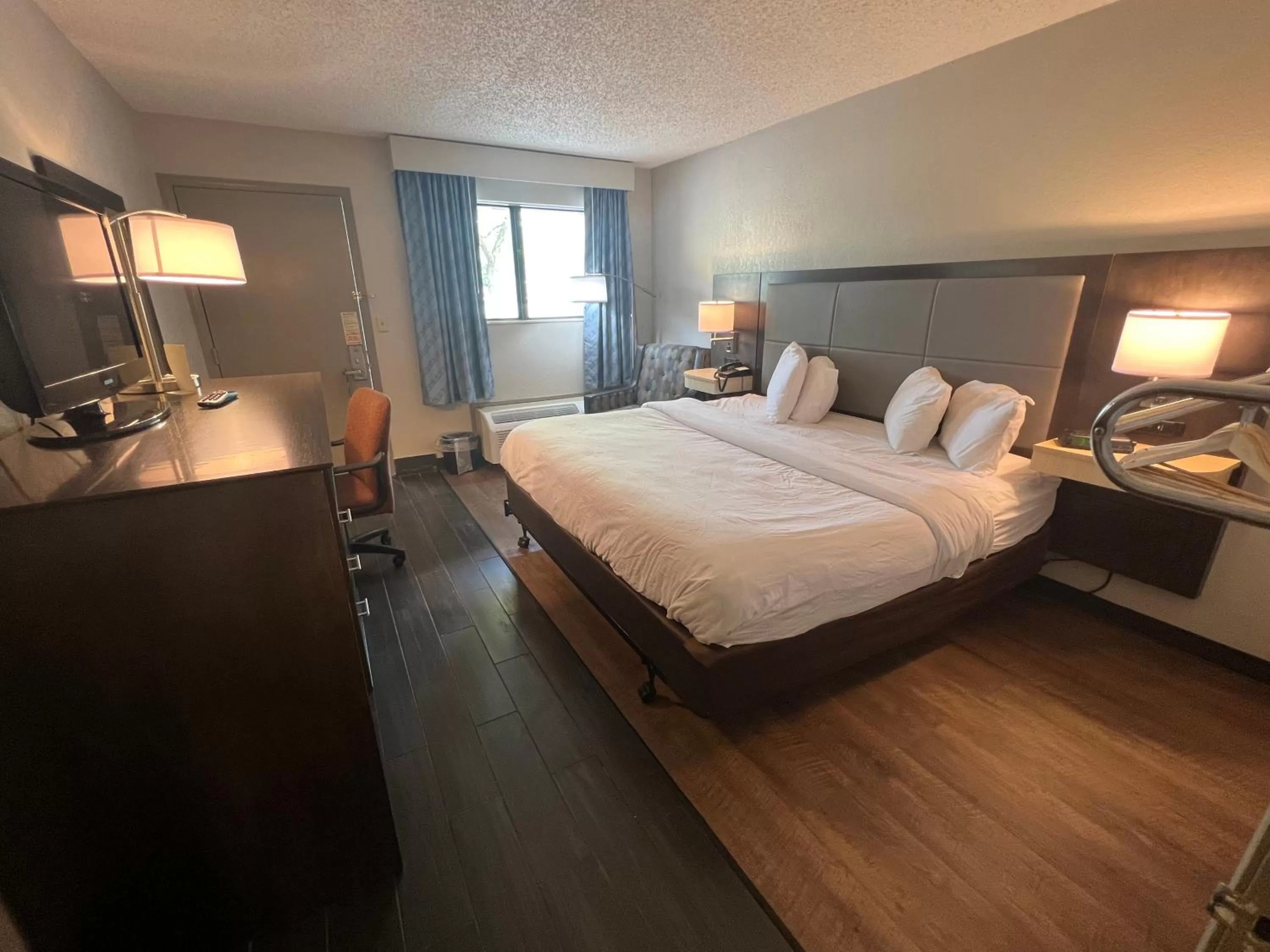 Bed in Days Inn & Suites by Wyndham Monroe