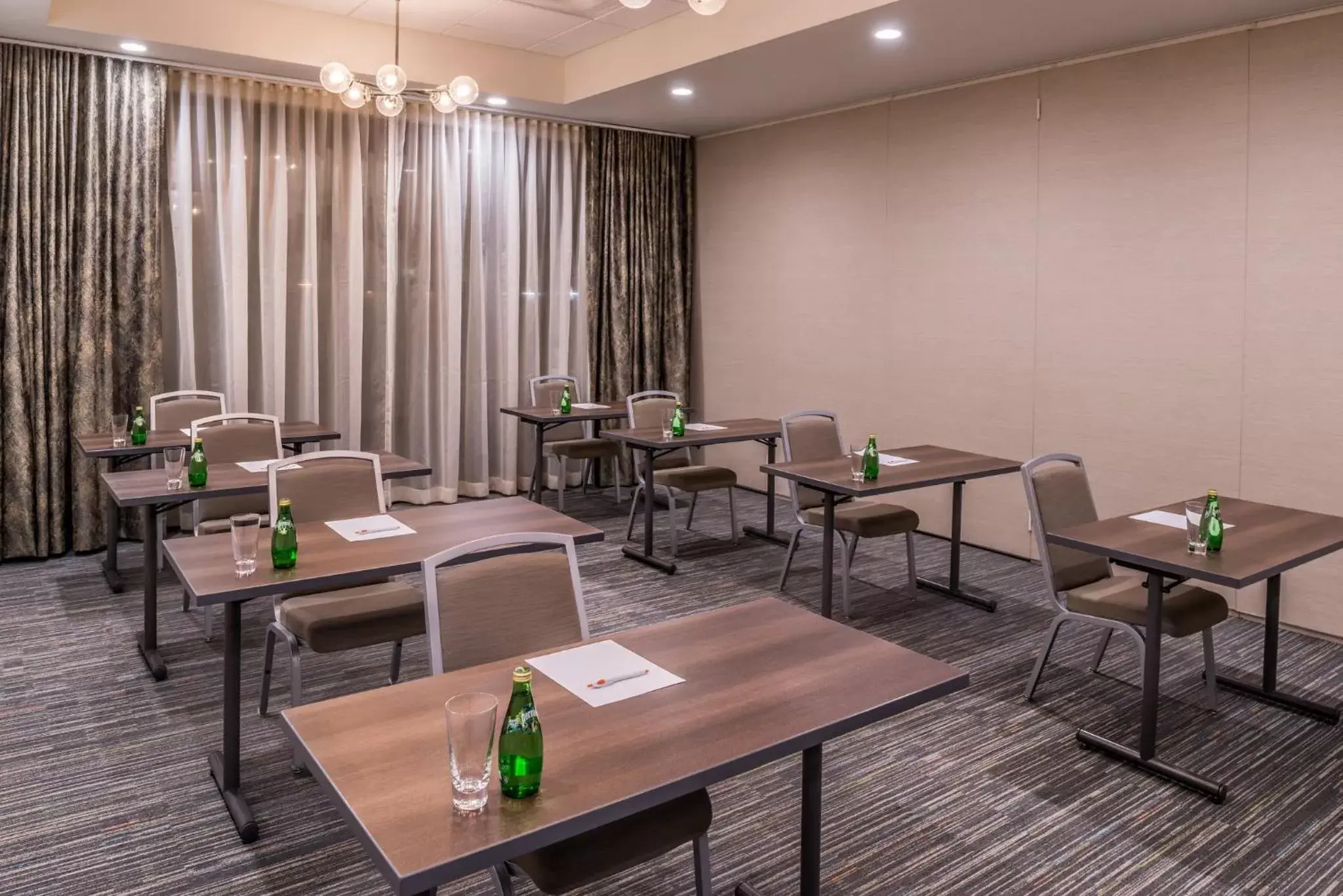 Meeting/conference room, Restaurant/Places to Eat in EVEN Hotel Eugene, an IHG Hotel