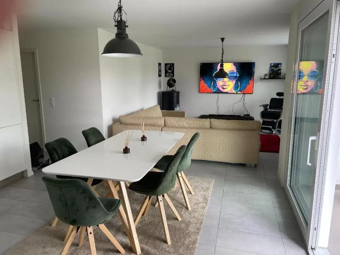 Living room, Dining Area in Chambre double Montreux