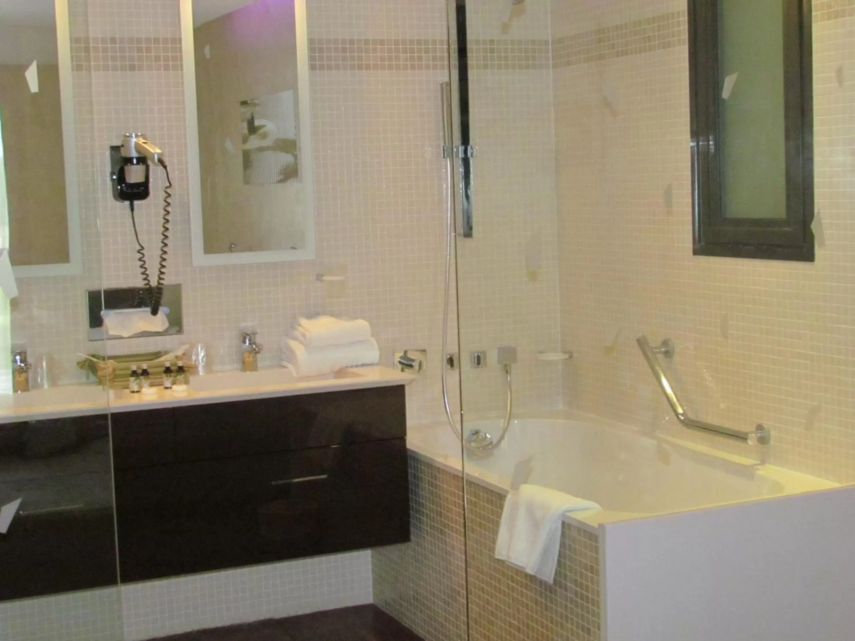 Bathroom in Hotel L'Hotan