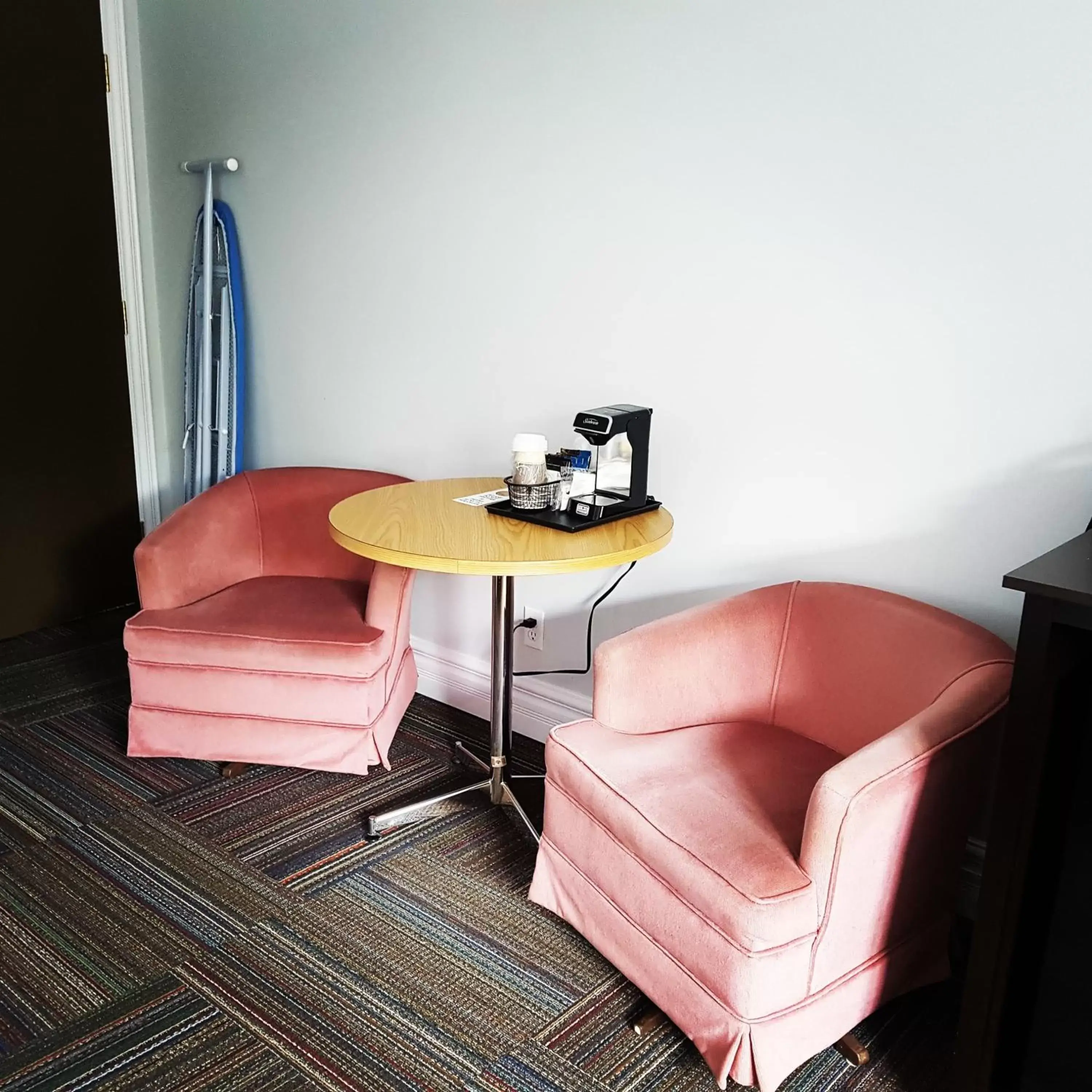 Coffee/tea facilities, Seating Area in Seaport Inn