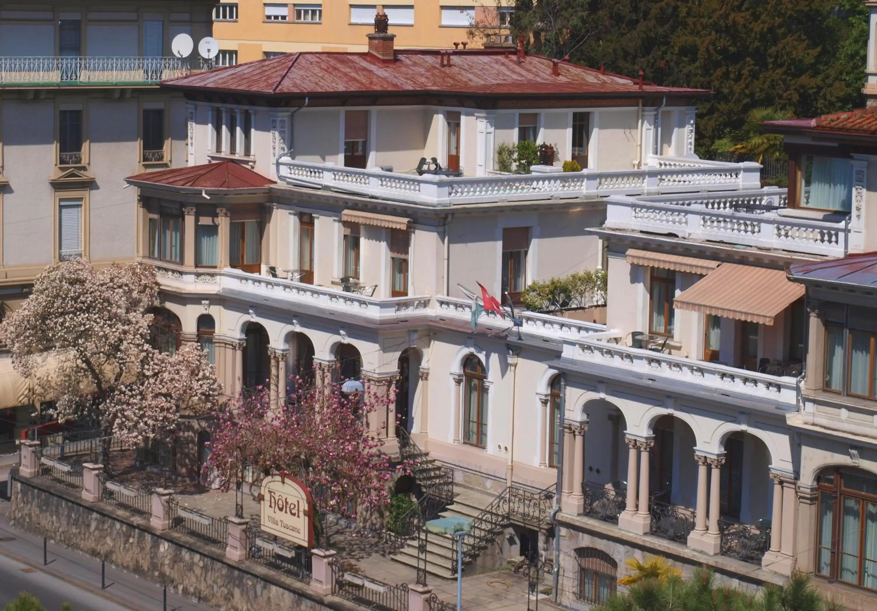 Facade/entrance in Villa Toscane