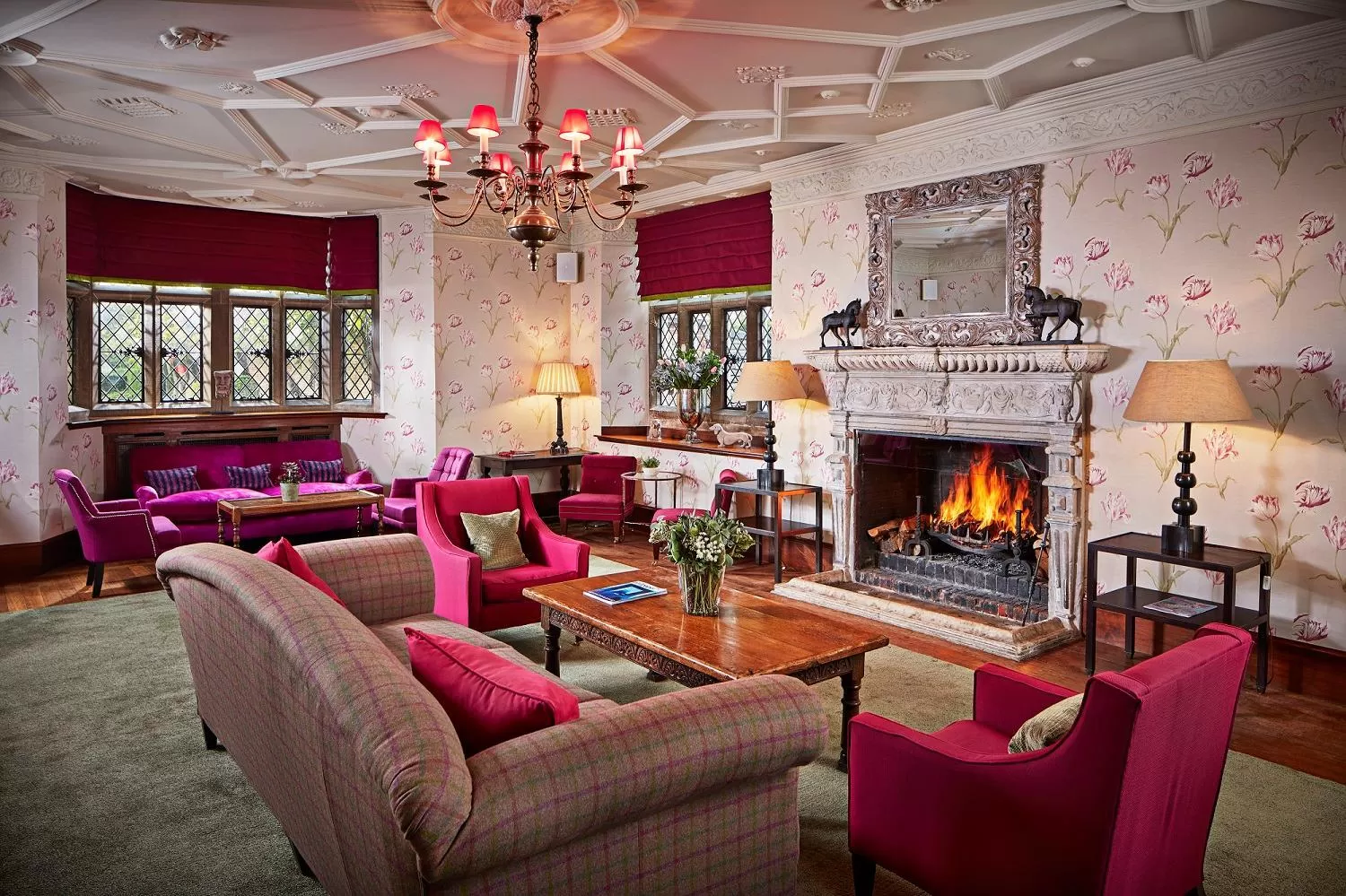 Lounge or bar in Great Fosters - Near Windsor