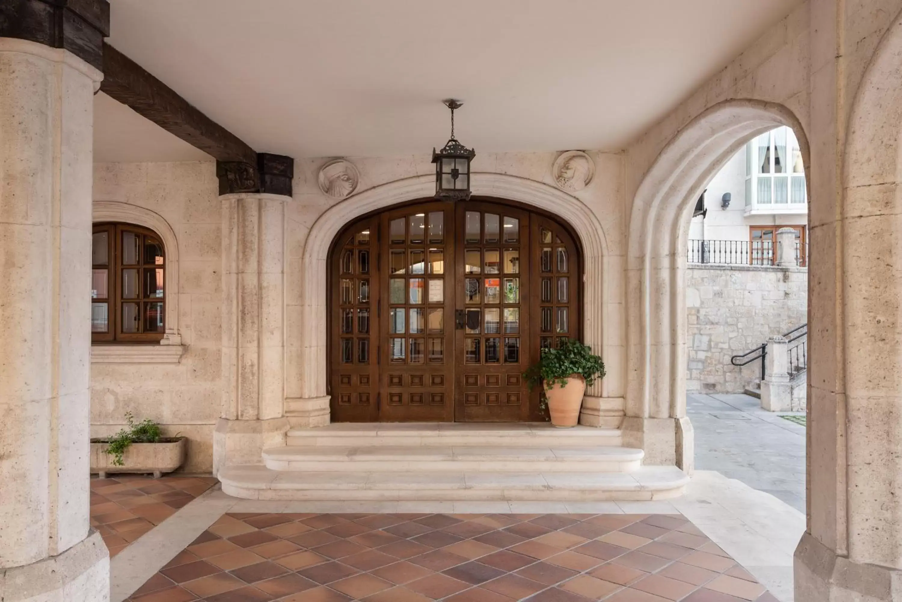 Facade/entrance in Crisol Mesón del Cid