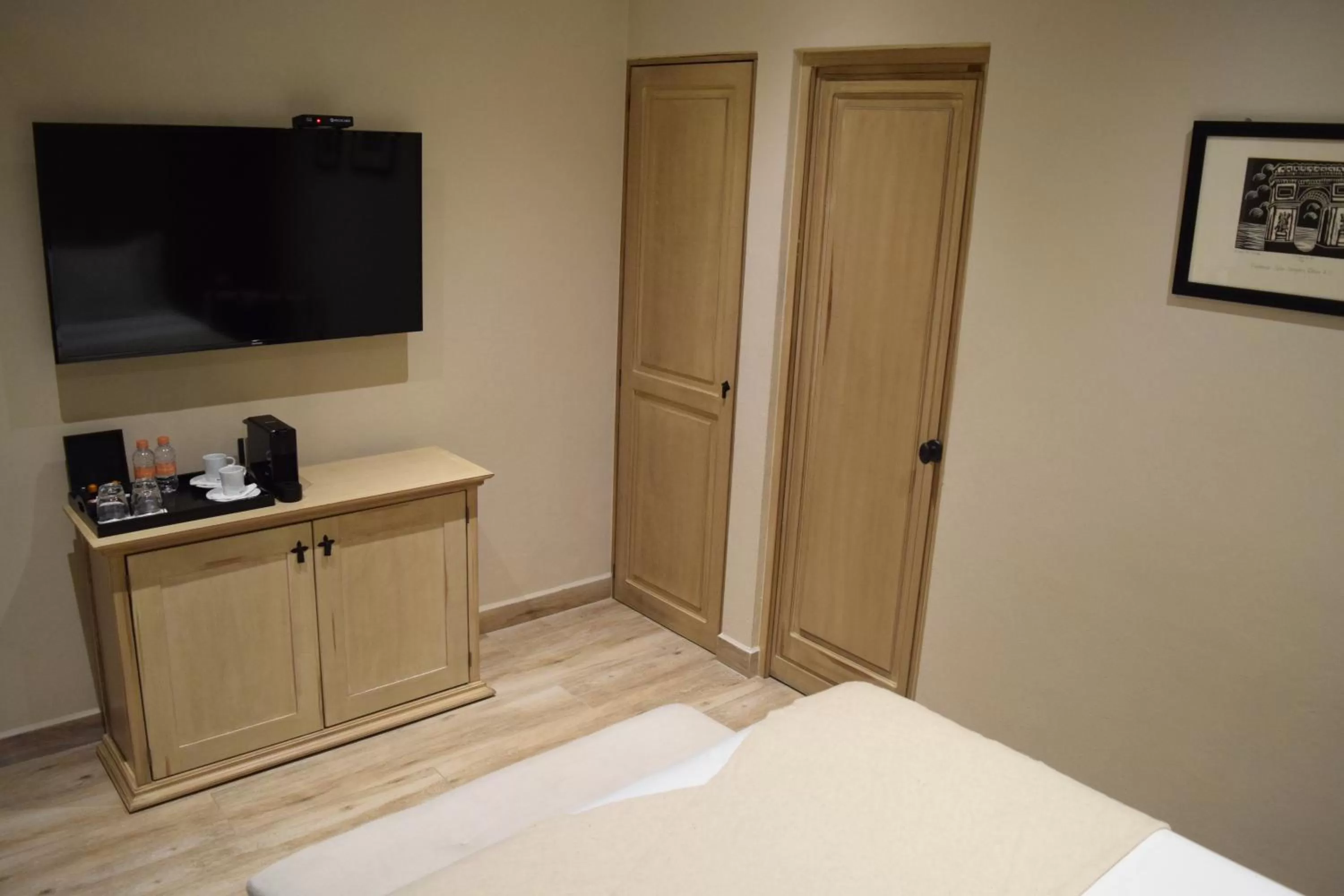 TV and multimedia, TV/Entertainment Center in Hotel Bouquet (Adults Only)