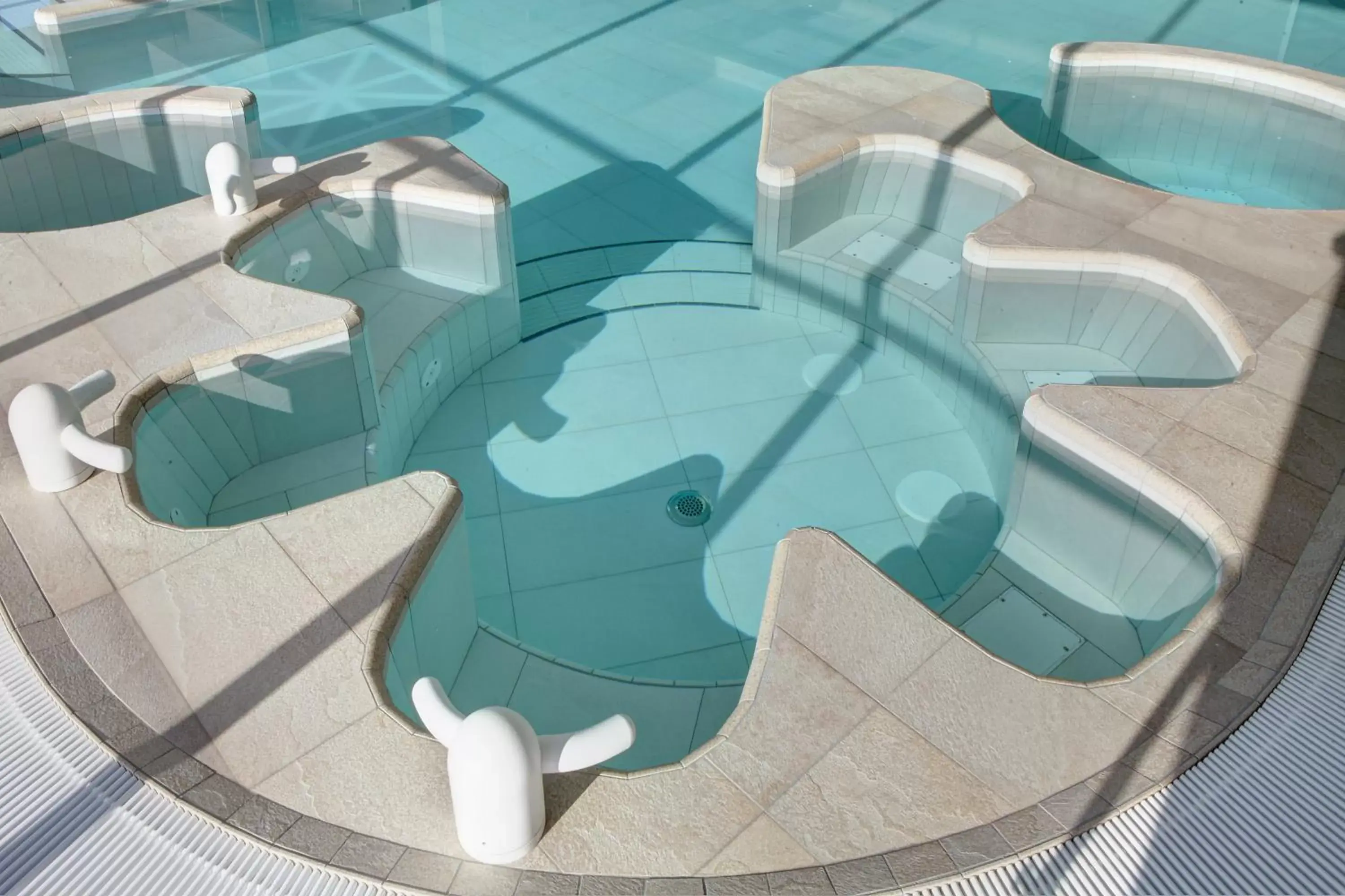 Swimming pool in Hôtel de la Baie - Thalassothérapie PREVITHAL Swimming pool in Hôtel de la Baie - Thalassothérapie PREVITHAL