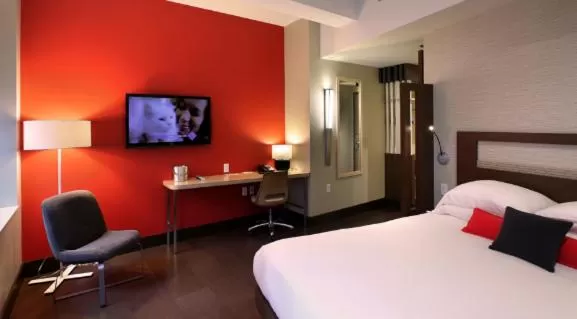 Bed in CityFlatsHotel - Grand Rapids, an Ascend Collection Hotel
