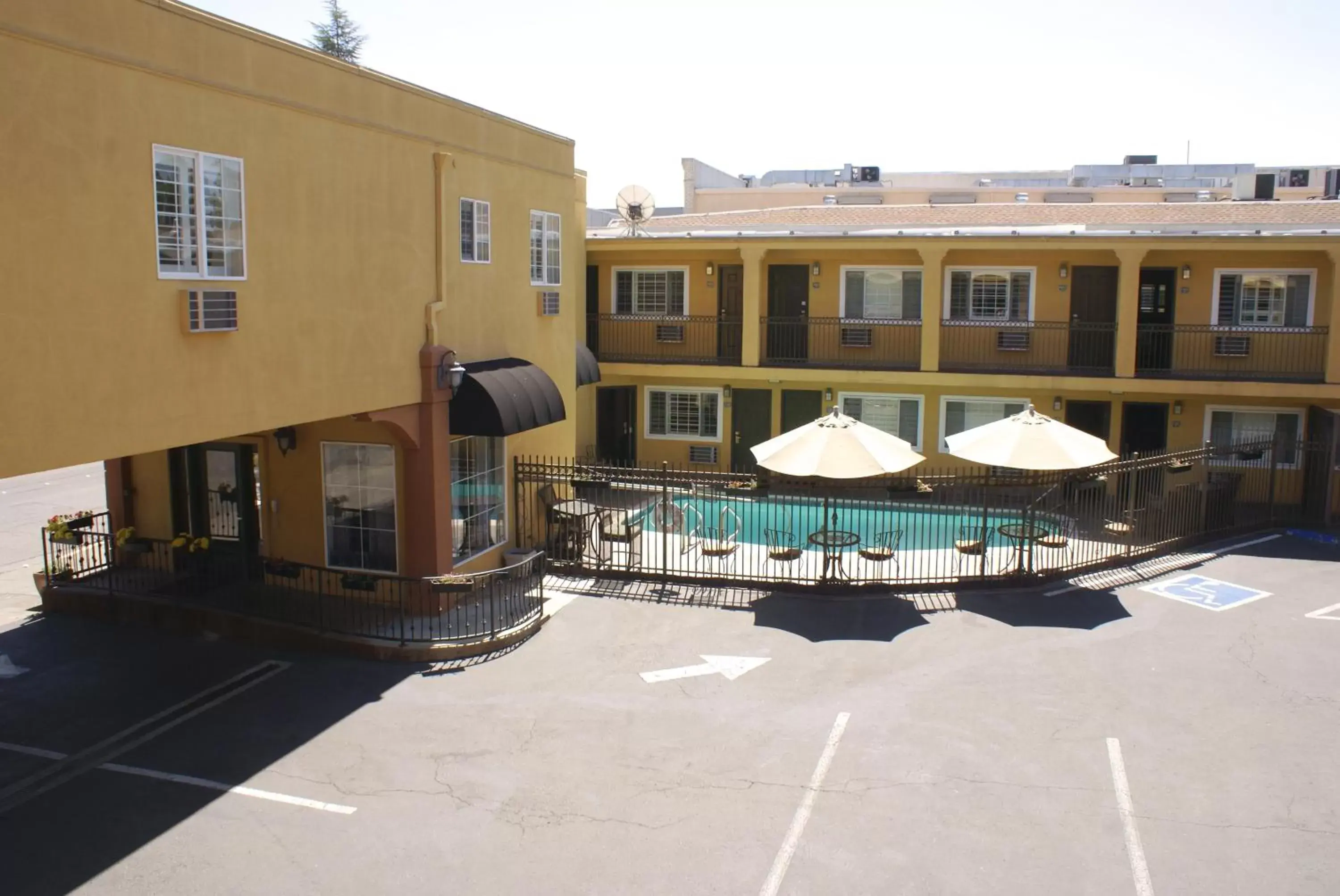 Facade/entrance, Pool View in Napa Valley Hotel & Suites
