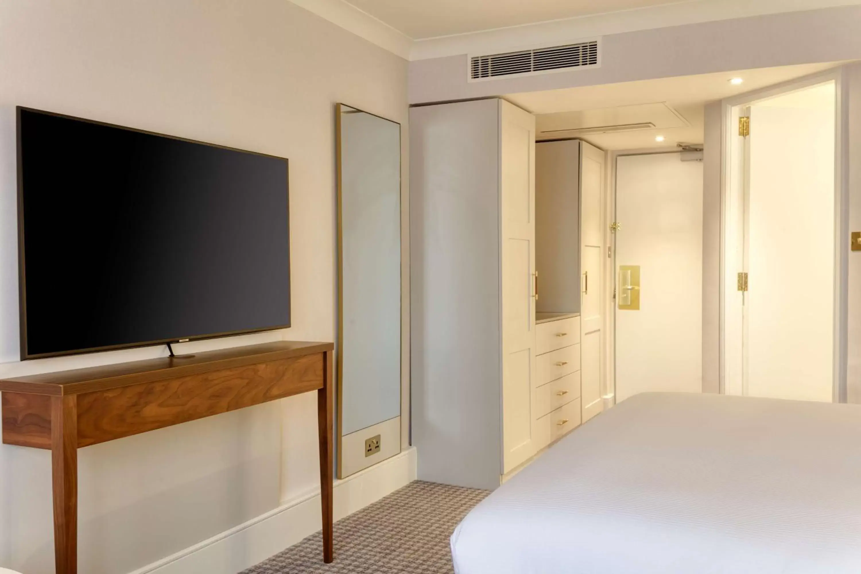 Bedroom, TV/Entertainment Center in DoubleTree by Hilton Stoke-on-Trent, United Kingdom