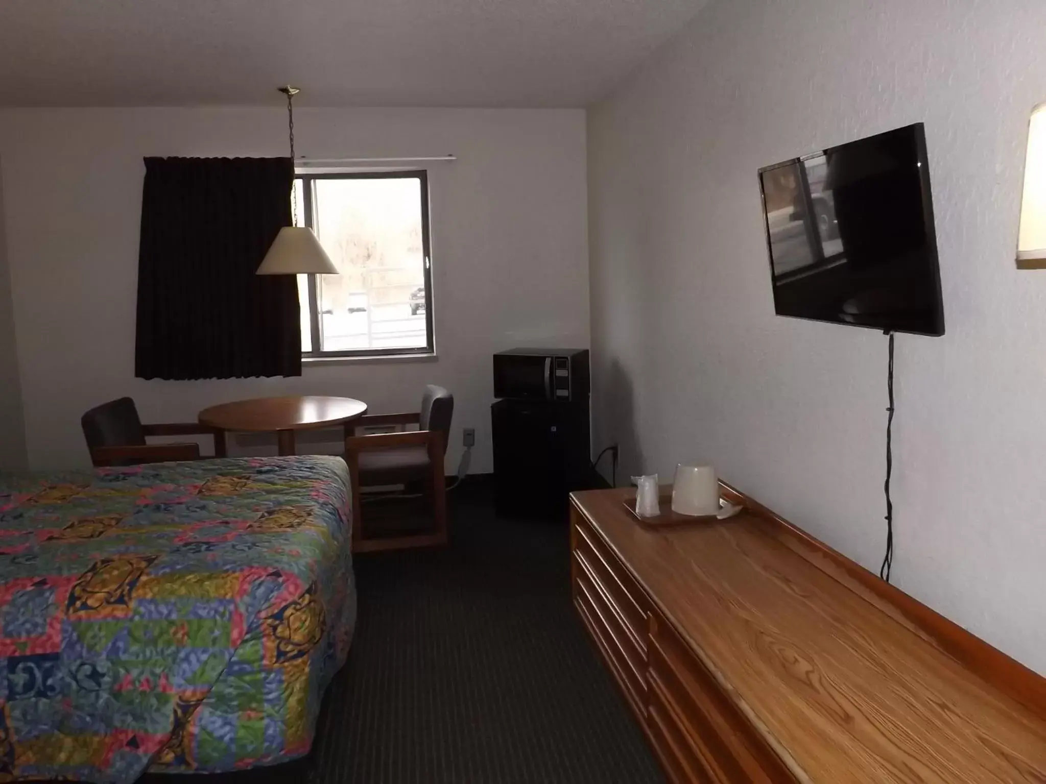 Bedroom, TV/Entertainment Center in KCI Lodge