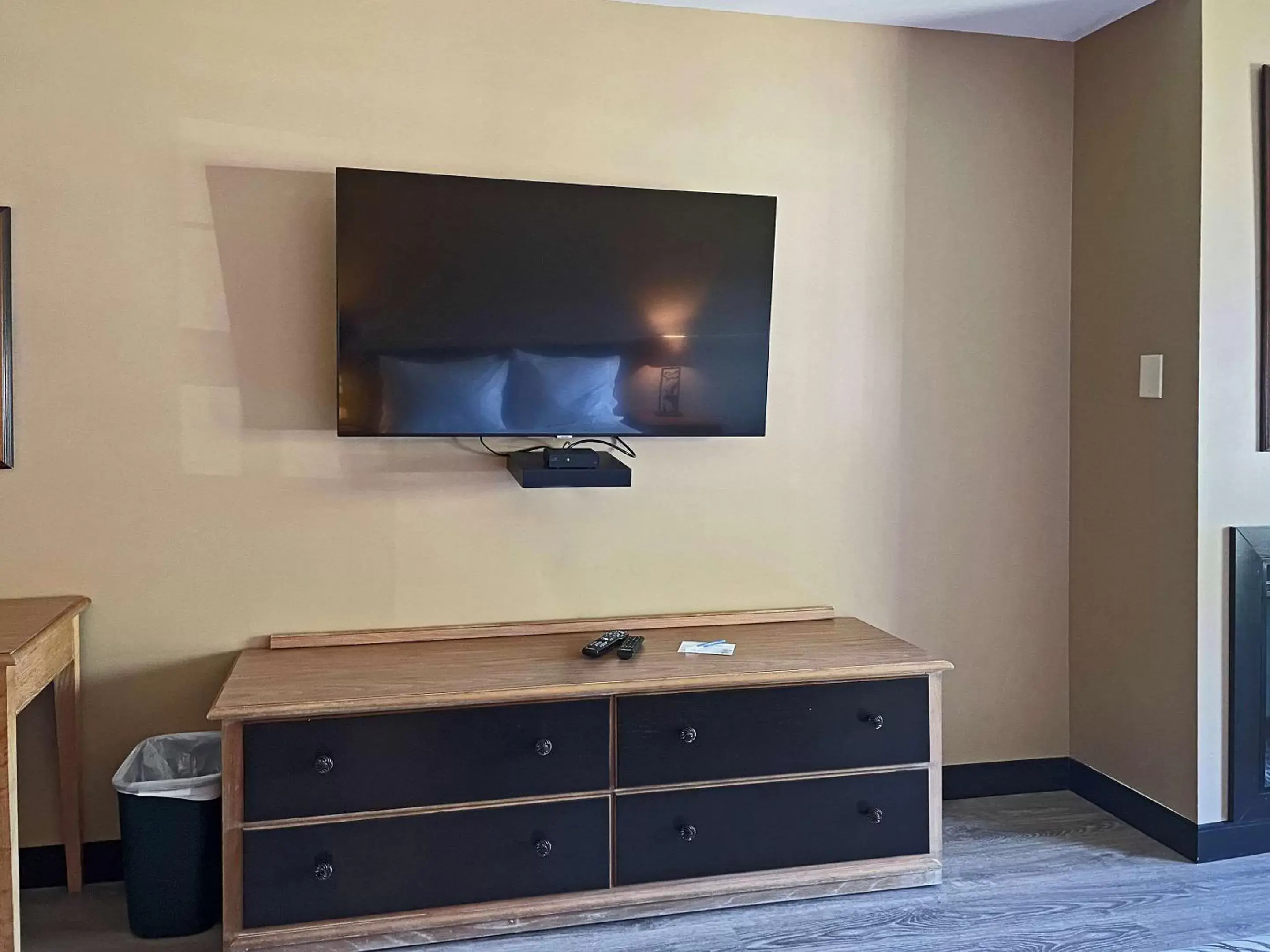 Bedroom, TV/Entertainment Center in The Grand Tappattoo Resort, Ascend Hotel Collection