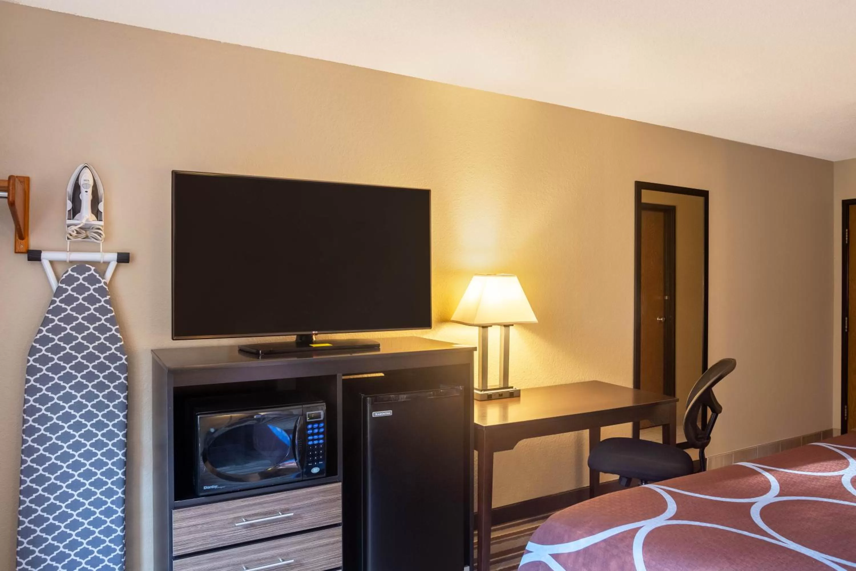 Bedroom, Bed in Super 8 by Wyndham Elkins