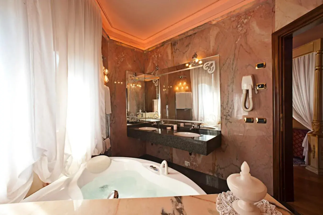 Bathroom in Albergo La Lanterna