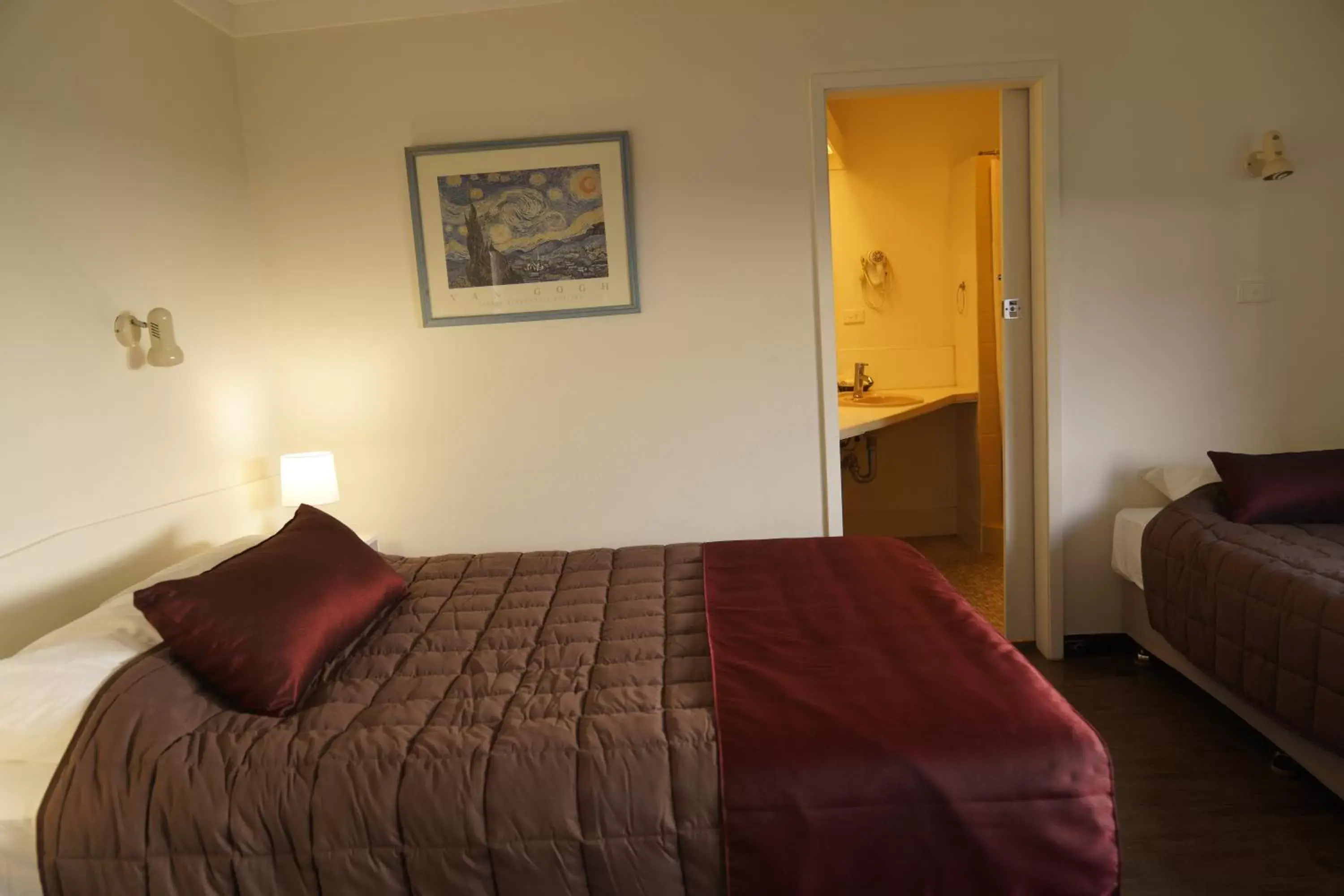 Photo of the whole room, Bed in Country Motor Inn