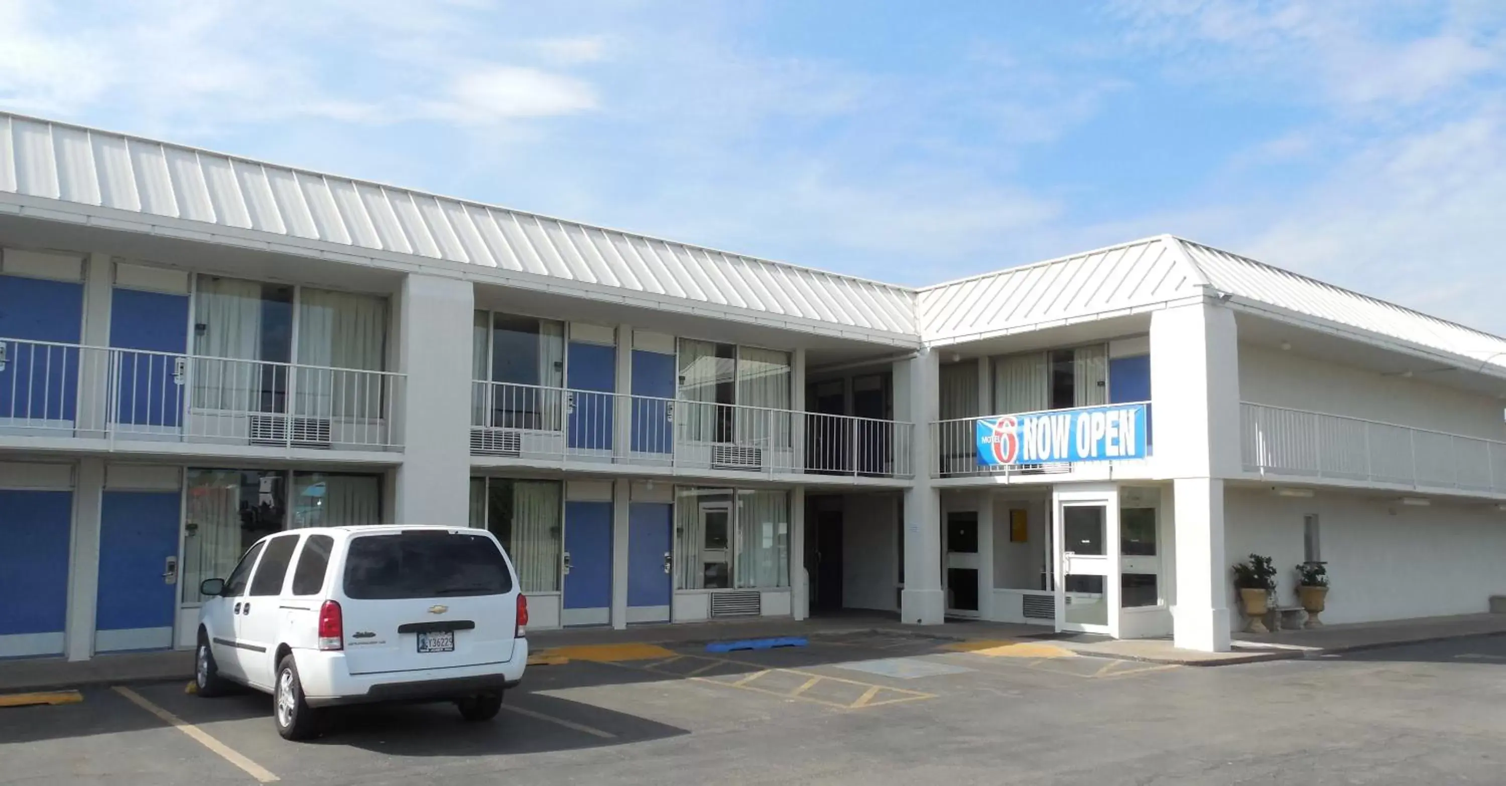 Facade/entrance, Property Building in Motel 6-Oklahoma City, OK - Bricktown