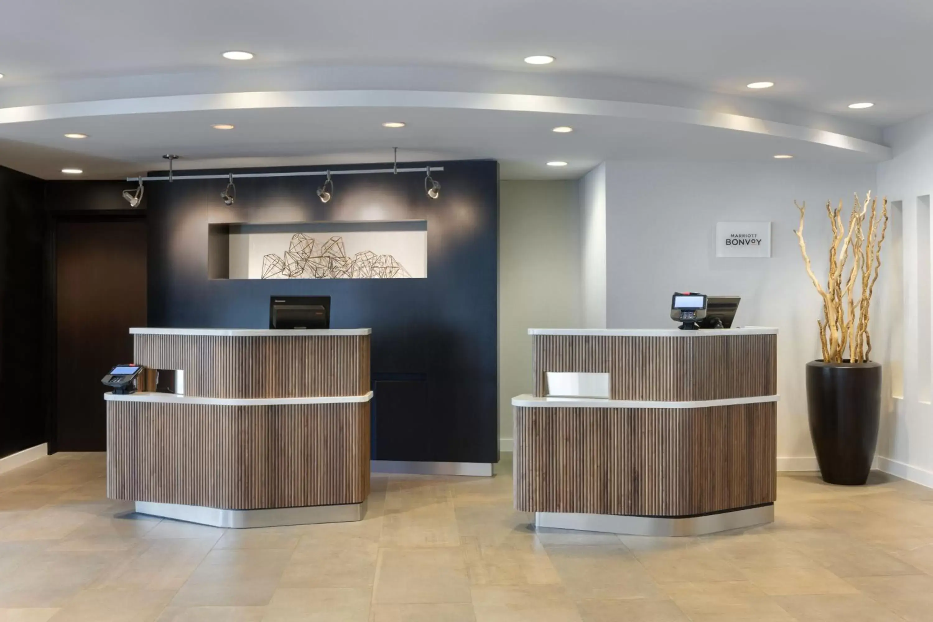 Lobby or reception, Lobby/Reception in Courtyard Edison Woodbridge