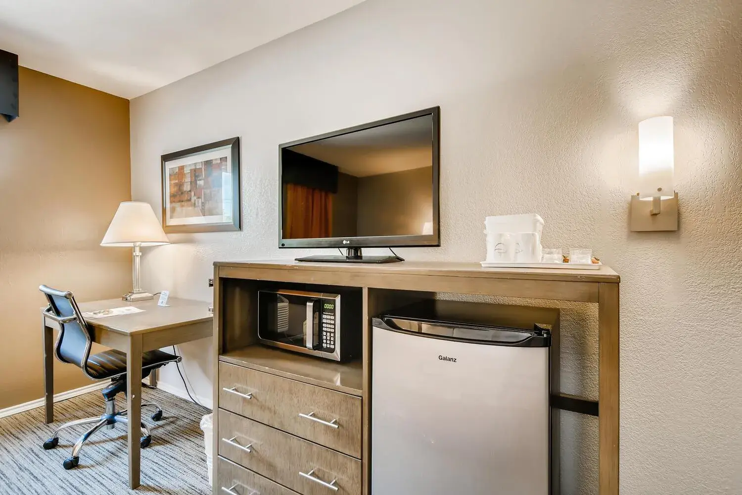View (from property/room), TV/Entertainment Center in Orangewood Inn and Suites Midtown