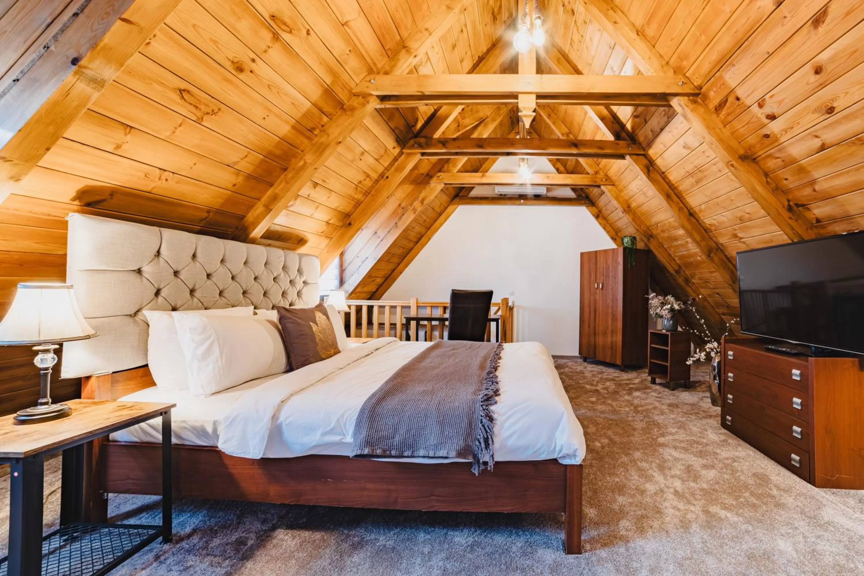 Bed in ALBERT RESIDENCE Brasov with complimentary parking and 10 percent Food and Drinks