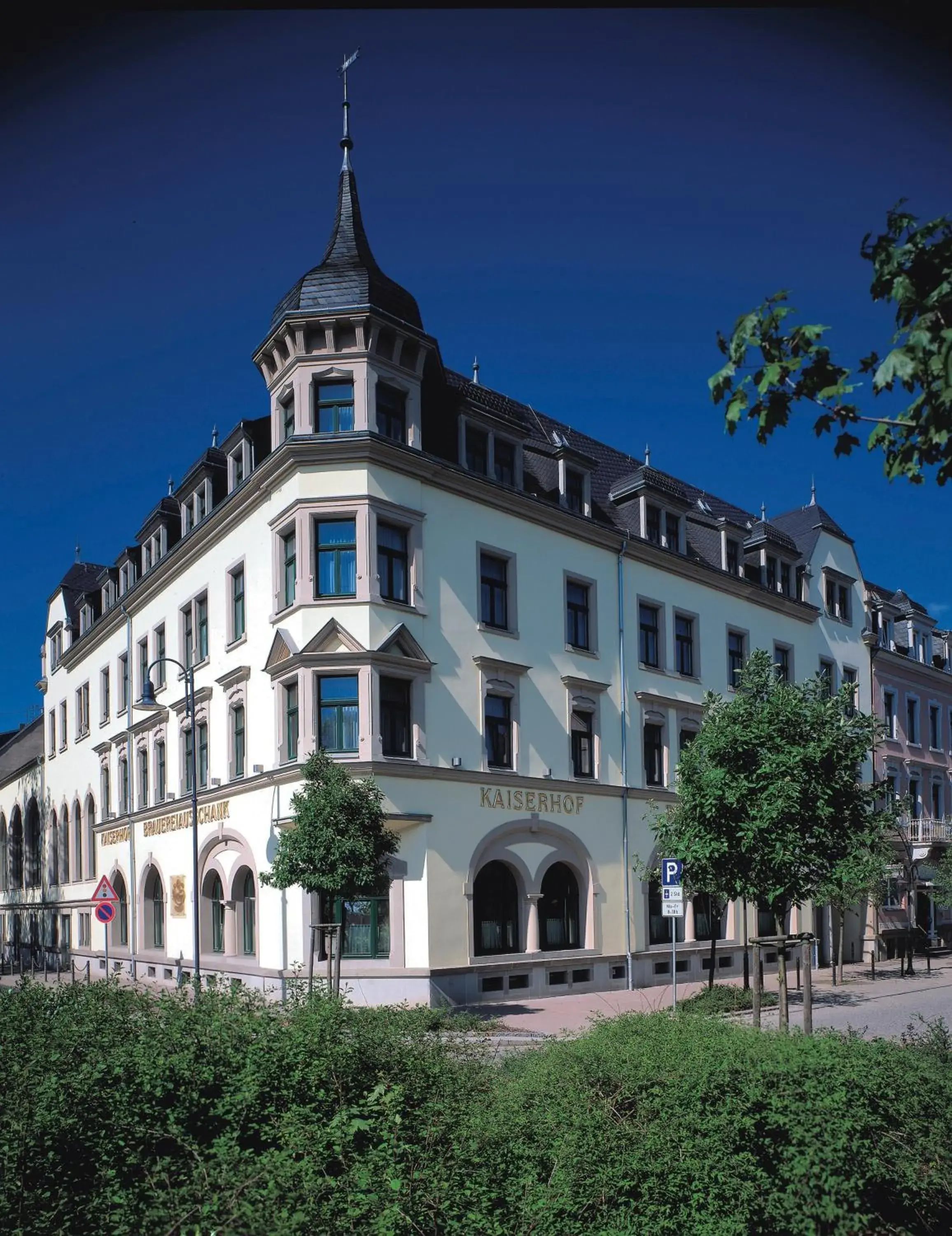 Facade/entrance, Property Building in Hotel Kaiserhof