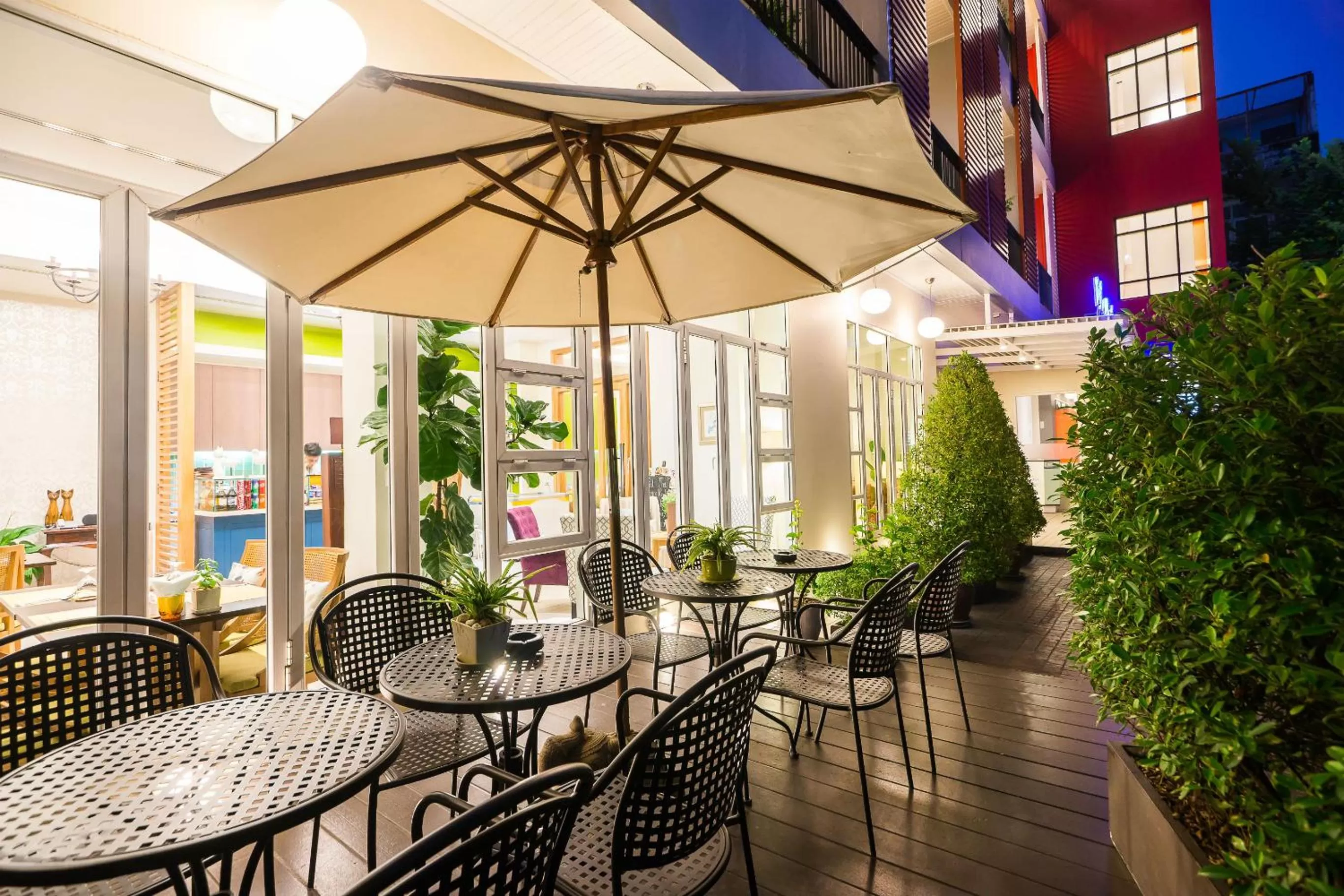 Restaurant/places to eat in Hotel De Bangkok