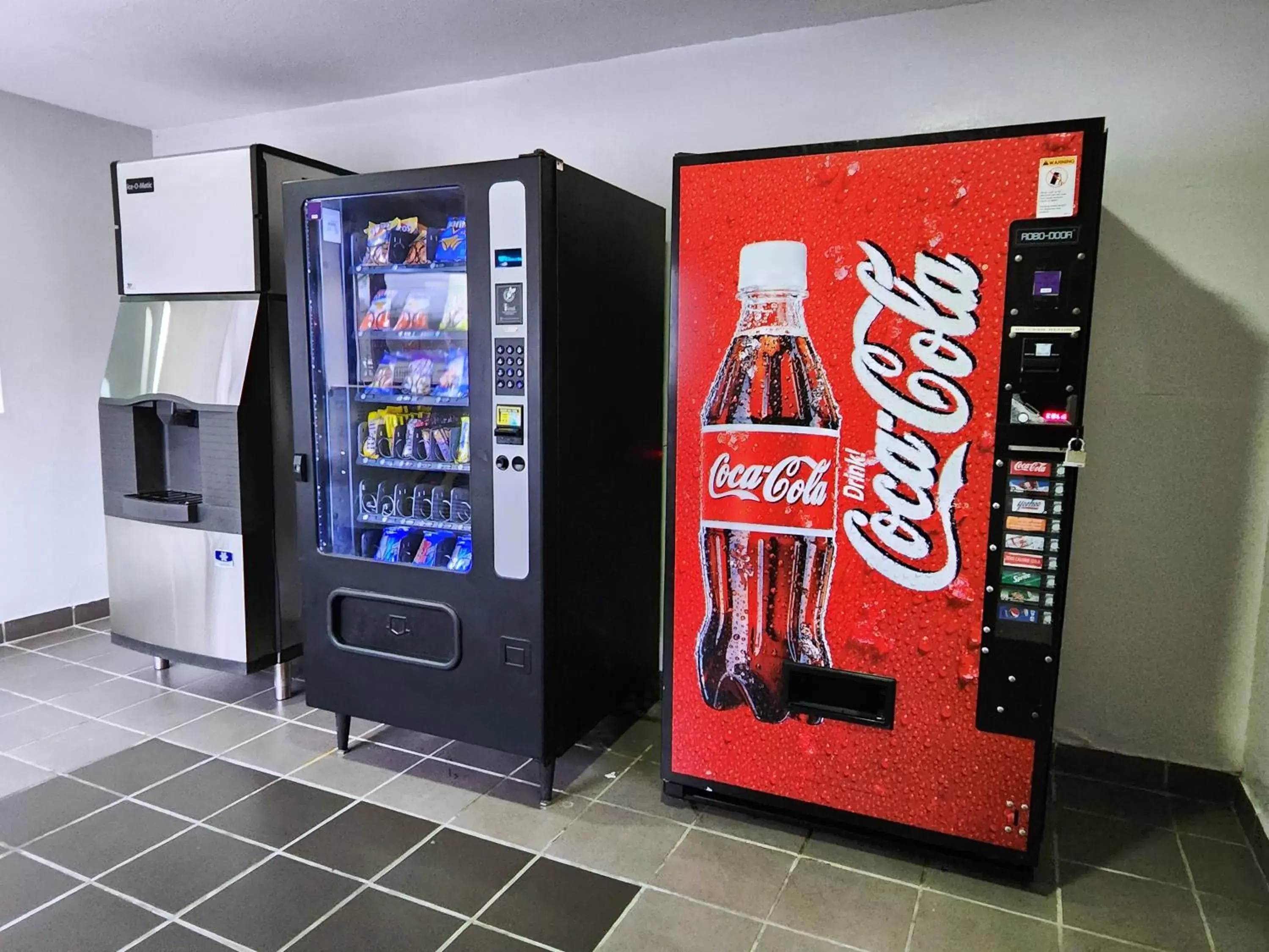 vending machine, Supermarket/Shops in Motel 6 North Little Rock, AR-JFK Blvd