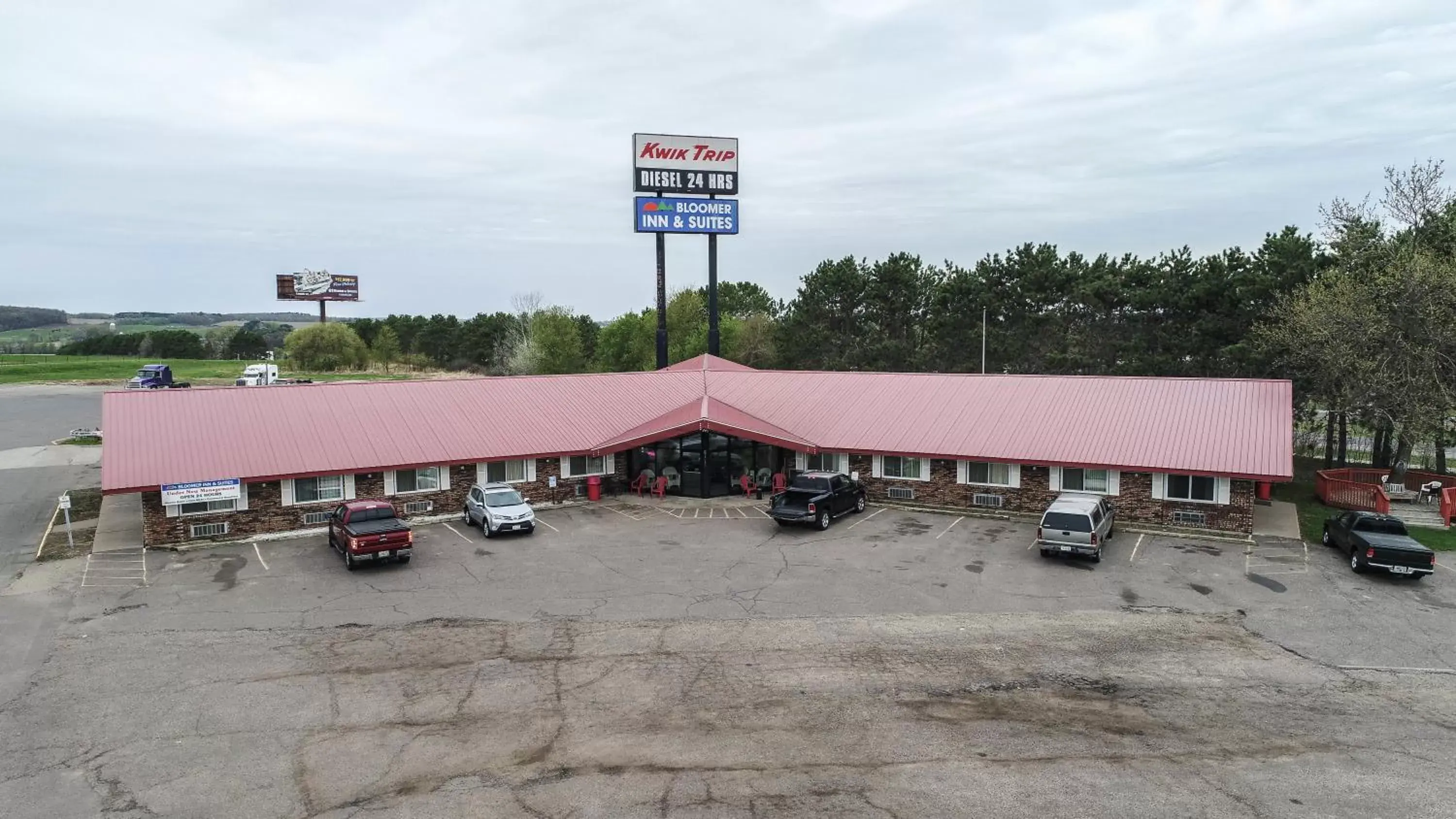 Property building in Bloomer Inn & Suites