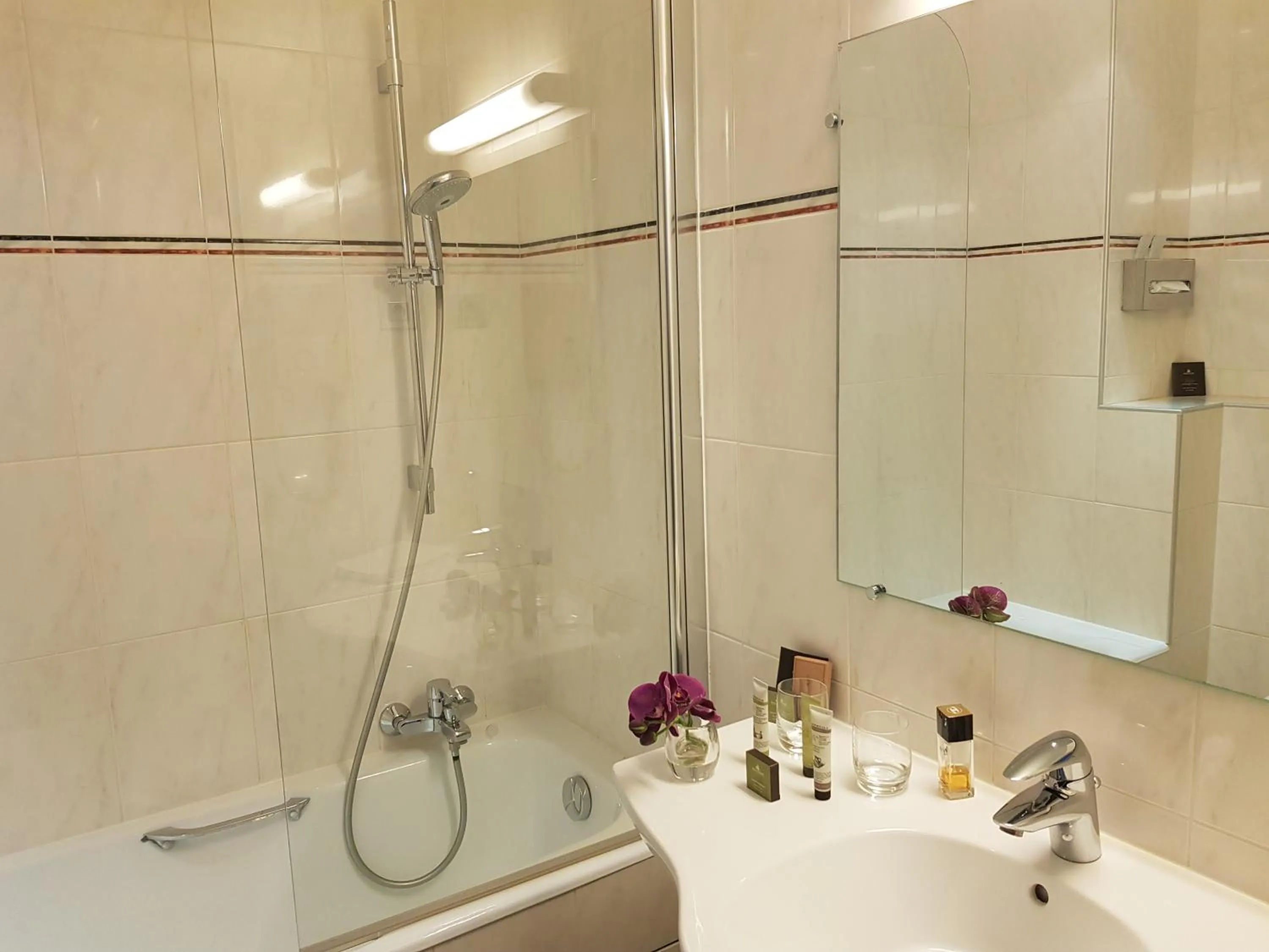 Bathroom in HOTEL ALISON